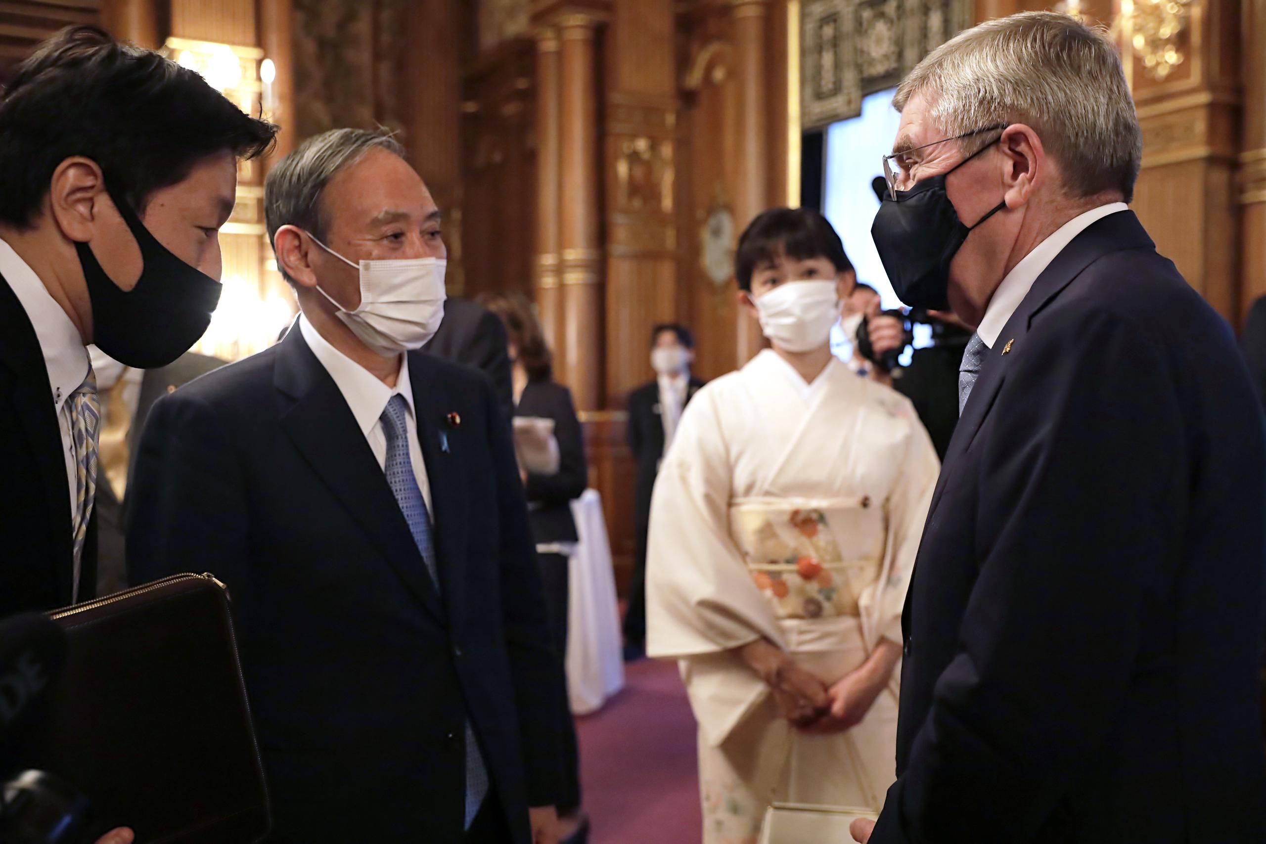 El presidente del COI, Thomas Bach, derecha, se reúne con el primer ministro japonés, Yoshihide Suga, segundo desde la derecha, en el Palacio de Akasaka en Tokio.