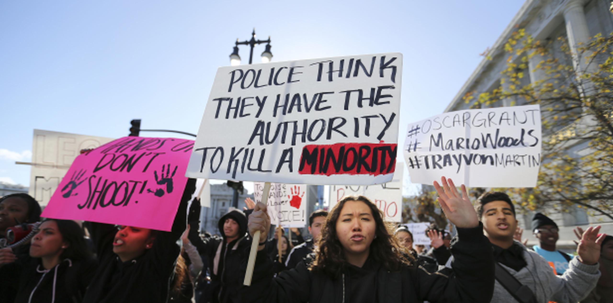 Docenas de manifestantes marcharon el viernes por las calles hasta el ayuntamiento de San Francisco. Algunos llevaban carteles pidiendo la dimisión de Suhr. La policía montaba guardia a distancia. (AP)