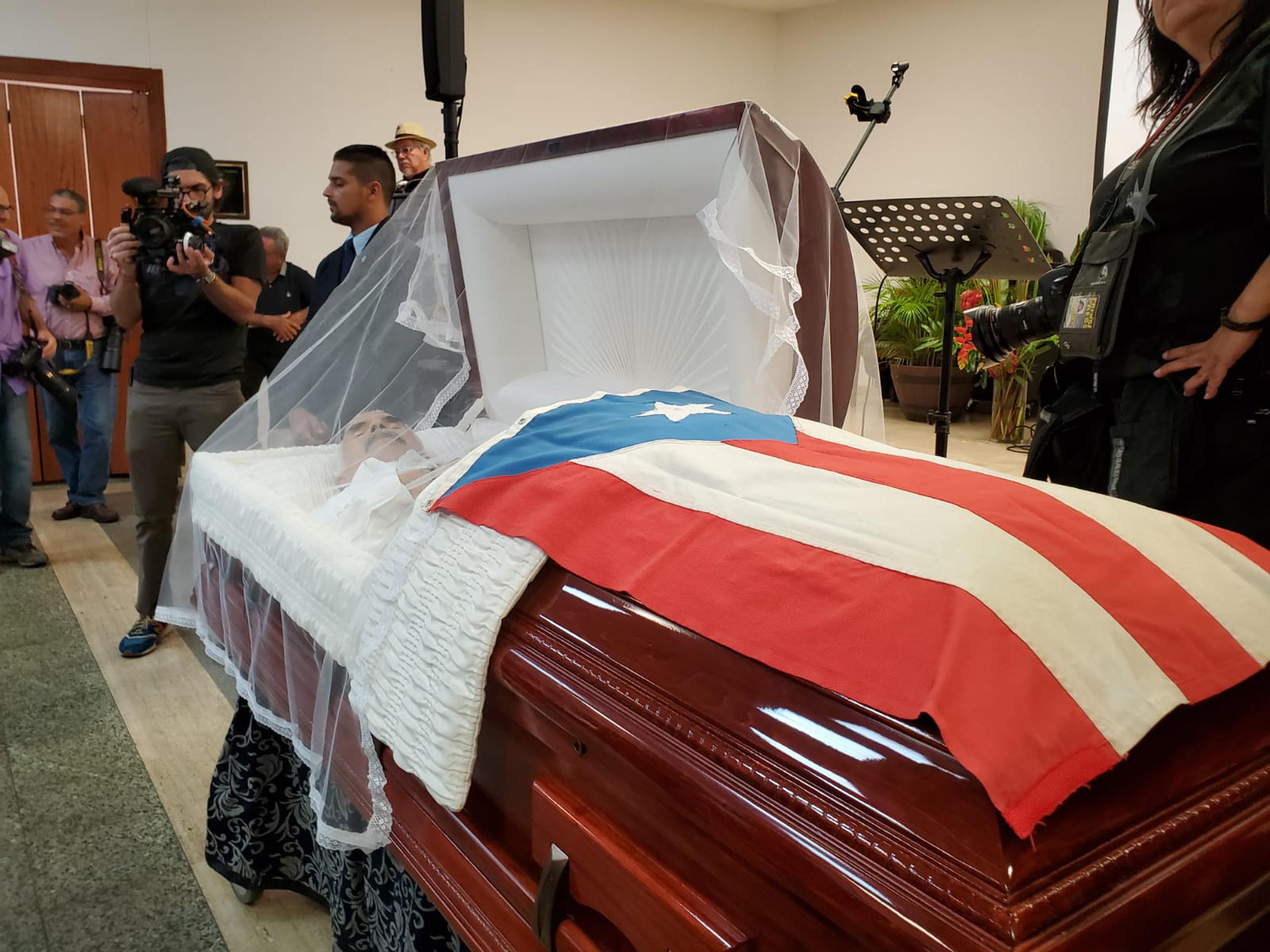 A eso de las 9:00 a.m. arribó el féretro arropado por una bandera puertorriqueña confeccionada por la activista y educadora Isabelita Rosado en 1979.