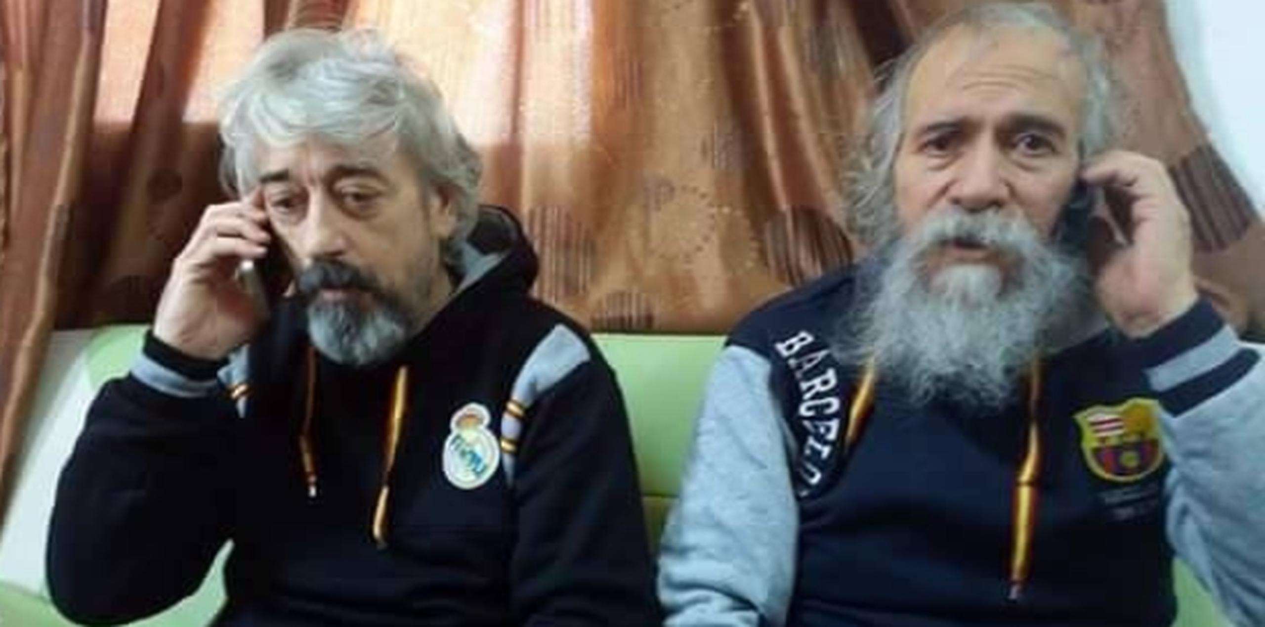 Gino Pollicardo, a la izquierda, y Filippo Calcagno, conversan por teléfono a las pocas horas de liberarse de su largo secuestro en Libia. (AP)
