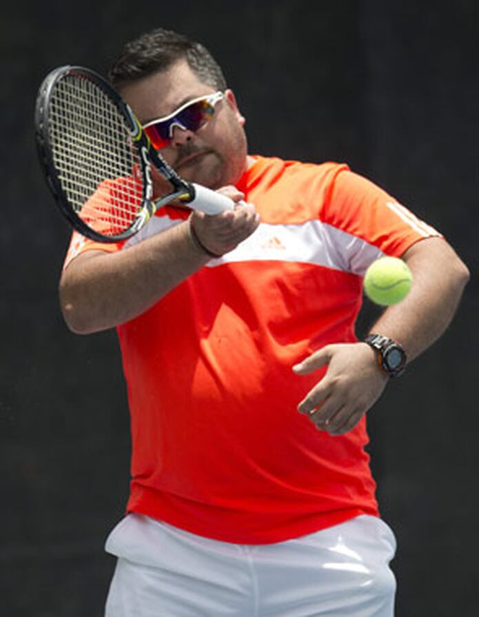 Ricardo Torres baja tensiones jugando tenis Primera Hora