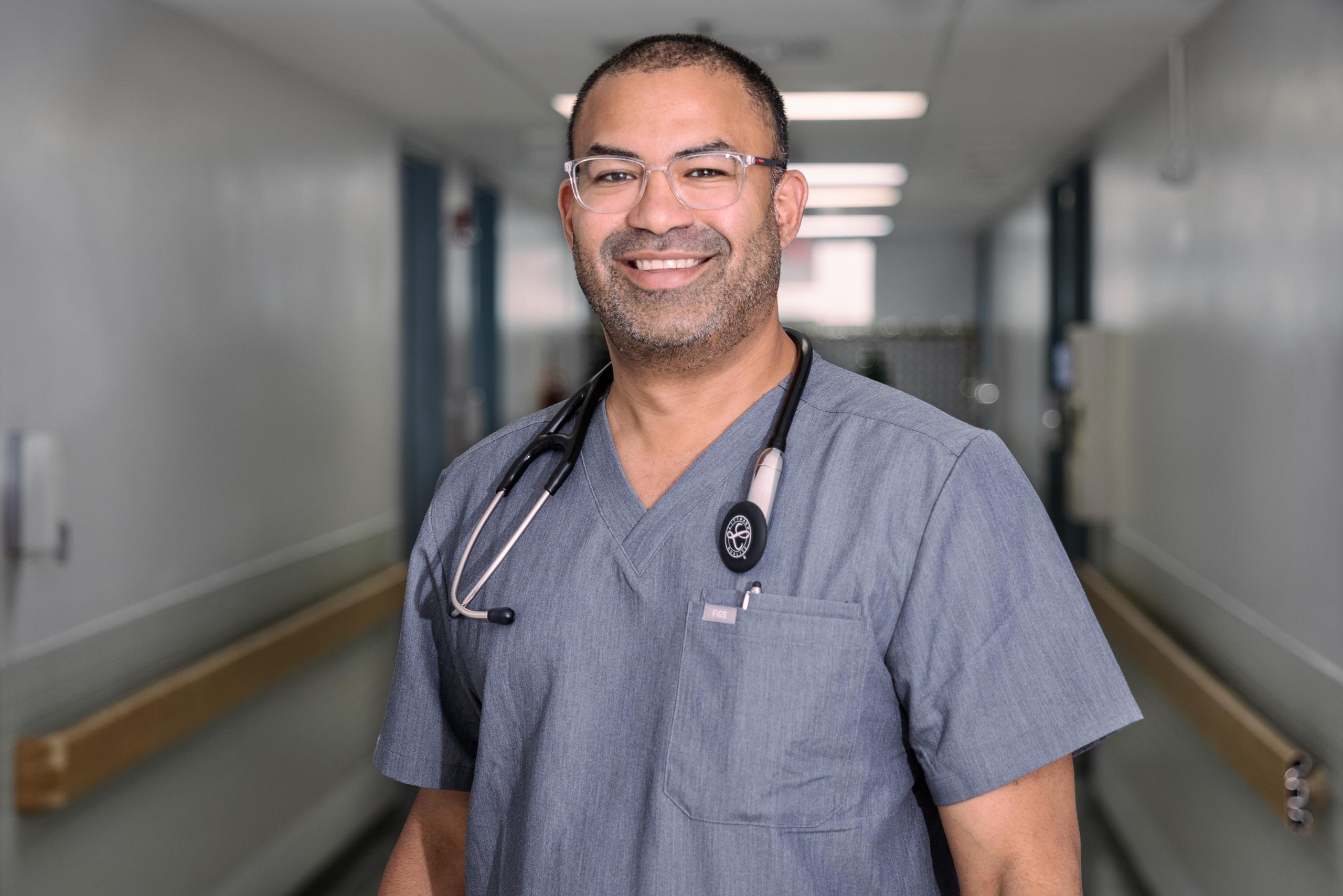 Doctor Dev Boodoosingh, neumólogo intensivista y director de la unidad de Cuidado Crítico en el Centro Médico Episcopal San Lucas