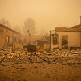 Nuevo incendio en California destruye más de 100 edificios y amenaza 7,000 