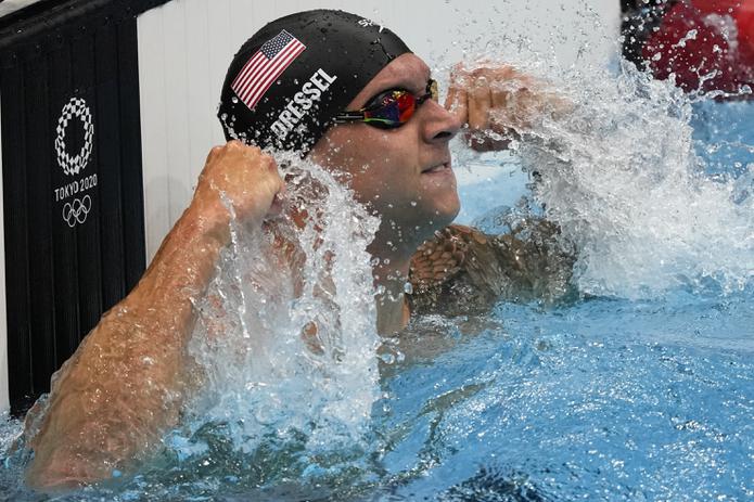 El estadounidense Caeleb Dressel celebra su medalla de oro en los 50 metros libres en Tokio.