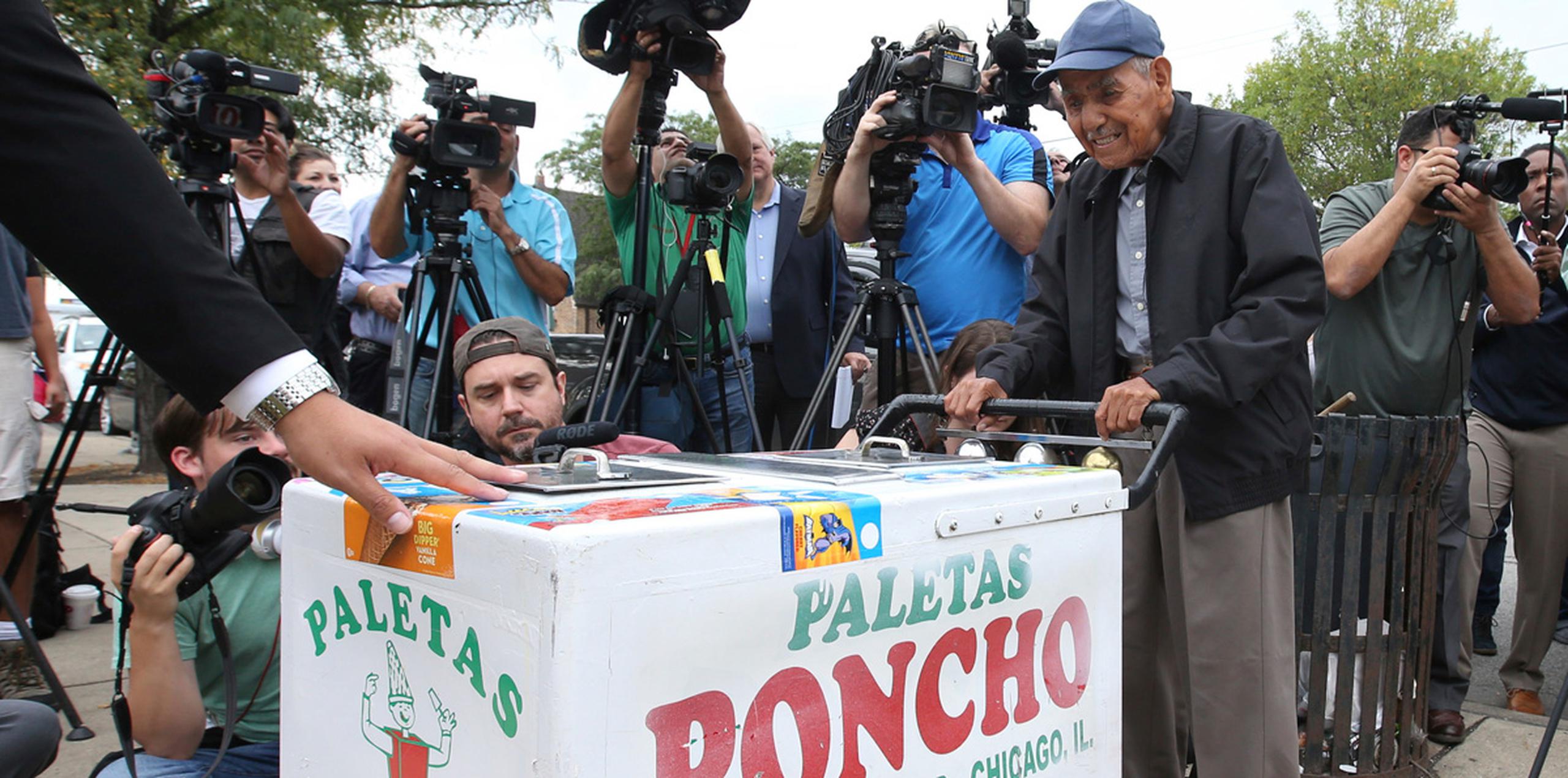 Fidencio Sánchez pudo retirarse gracias a los $384,000 que les fueron donados por miles de personas. (AP)