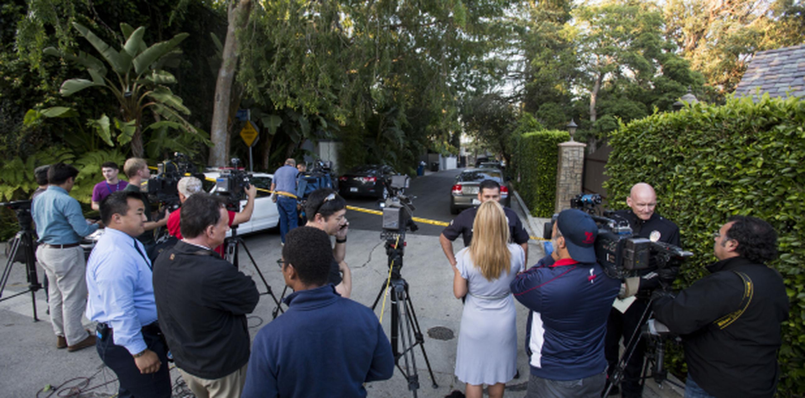 Los medios esperaban por noticias del fallecimiento a las afueras de la mansión. (AP/Ringo H.W. Chiu)