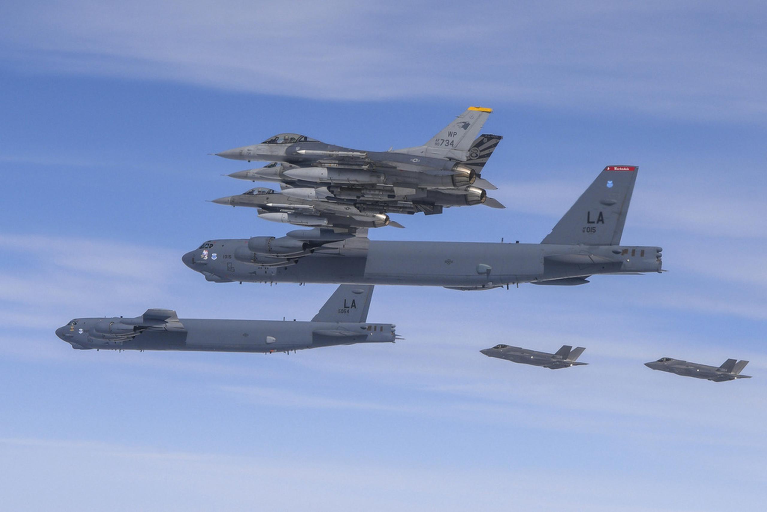 Los bombarderos B-52 de largo alcance participaron en ejercicios aéreos con cazas estadounidenses y surcoreanos sobre la península.