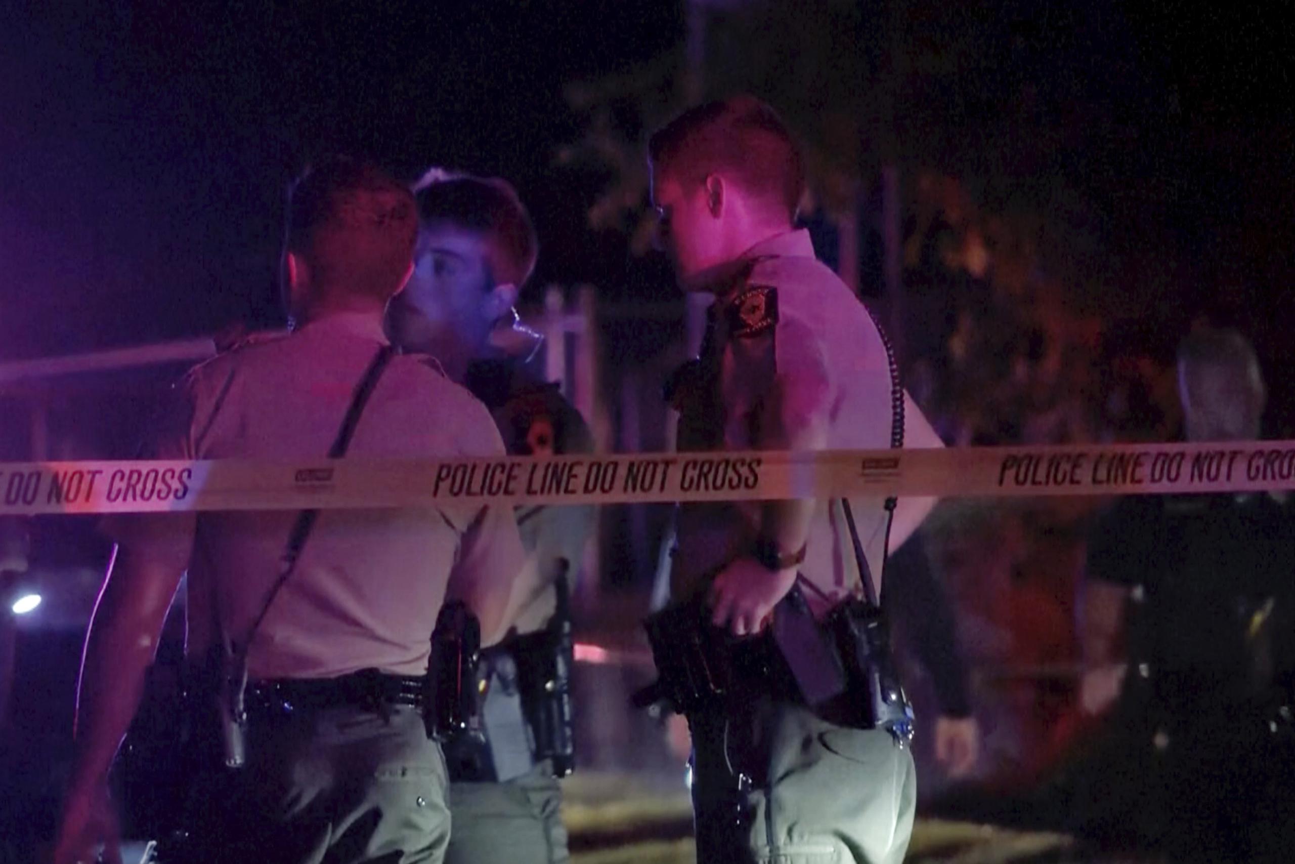 La policía acude al lugar de un tiroteo en Peoria, Illinois, el 30 de agosto de 2023. . (WEEK/WHOI vía AP)