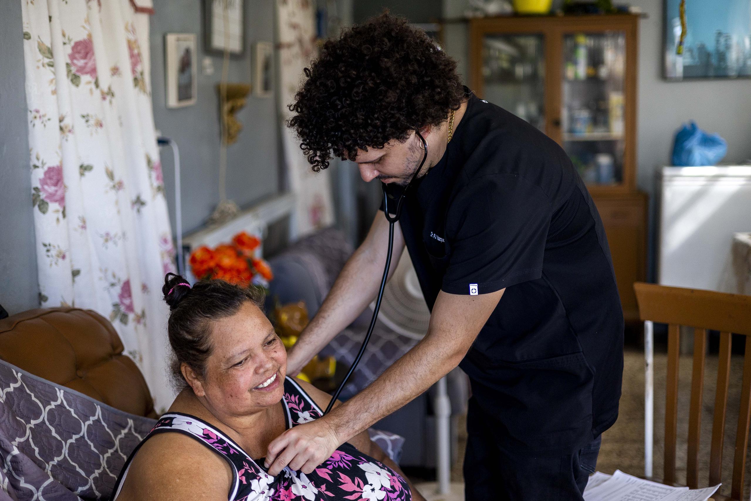 Clisanta Texeira Santiago fue la primera paciente que visitó, y ya la conocía, porque la atendió posterior al huracán Fiona.