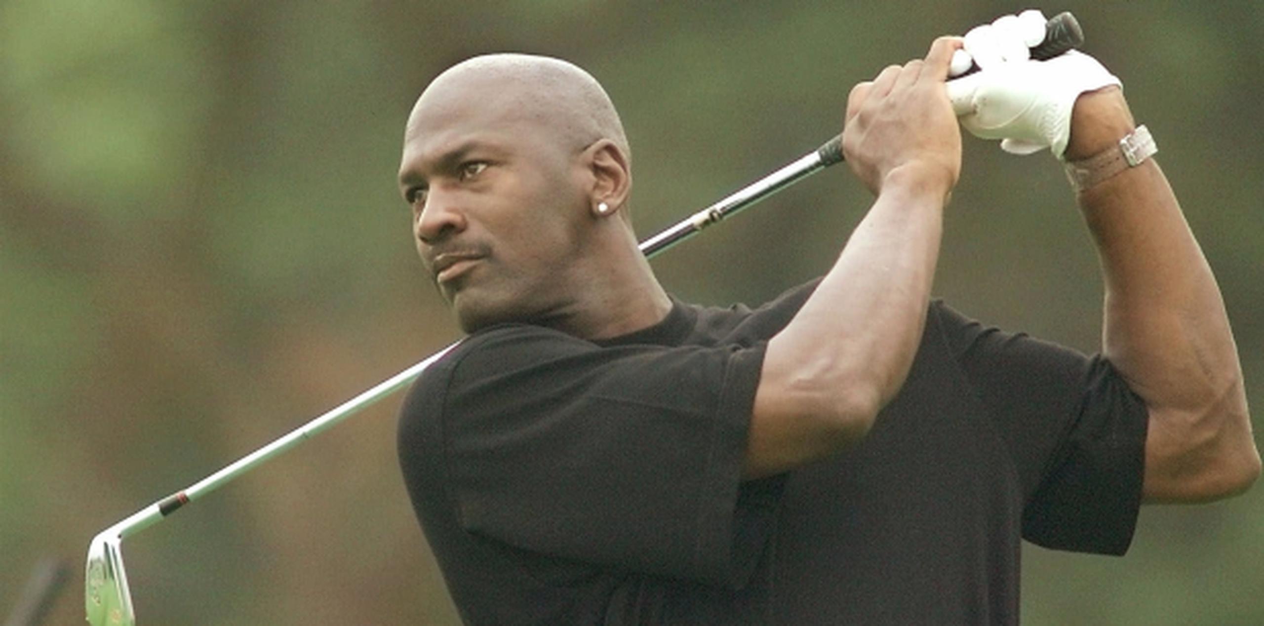 FOTO- Por años, el golf ha sido uno de los hobbies favoritos de Michael Jordan, quien podría tener su propio campo de juego. (Archivo / AP)