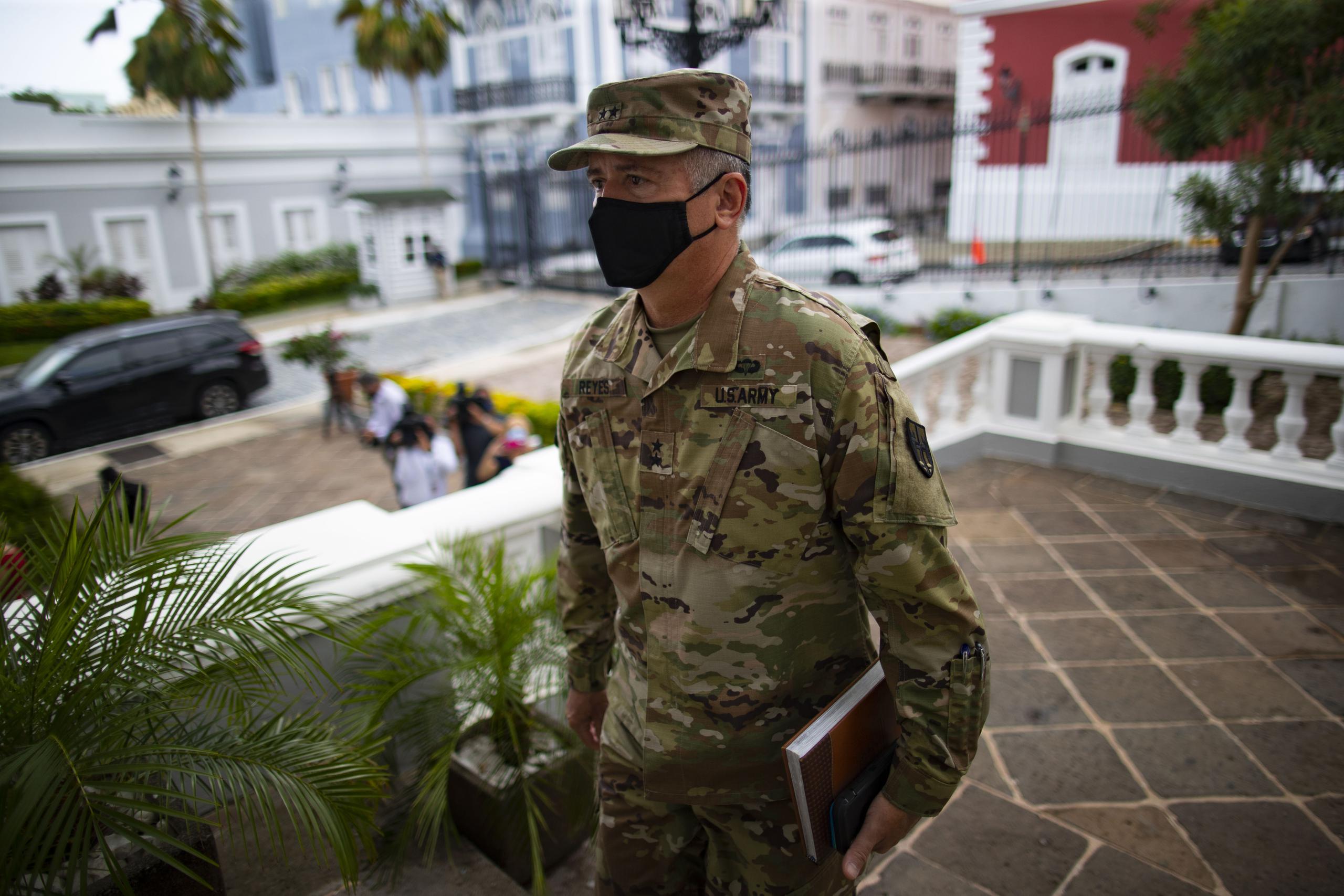 El general José Reyes, de la Guardia Nacional, llega a La Fortaleza para participar de la reunión que convocó la gobernadora Wanda Vázquez Garced con funcionarios de agencias federales y estatales sobre temas relacionados al COVID-19.