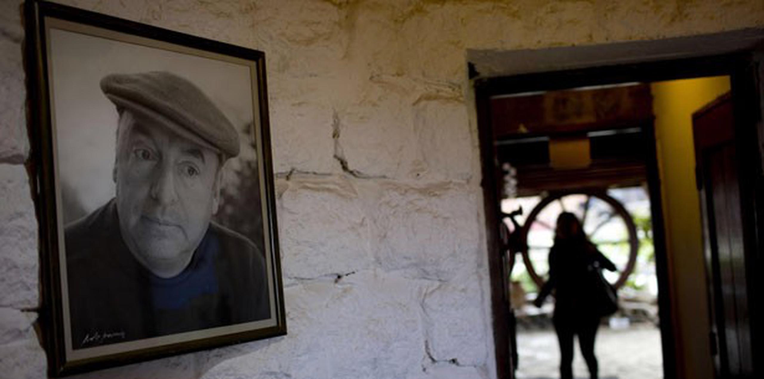 La semana pasada, la Fundación Pablo Neruda pidió que los restos del poeta sean devueltos a su sepulcro de Isla Negra, por considerar que "ha pasado un tiempo más que prudencial" para que "vuelva a descansar en paz". (AP Photo/Natacha Pisarenko)
