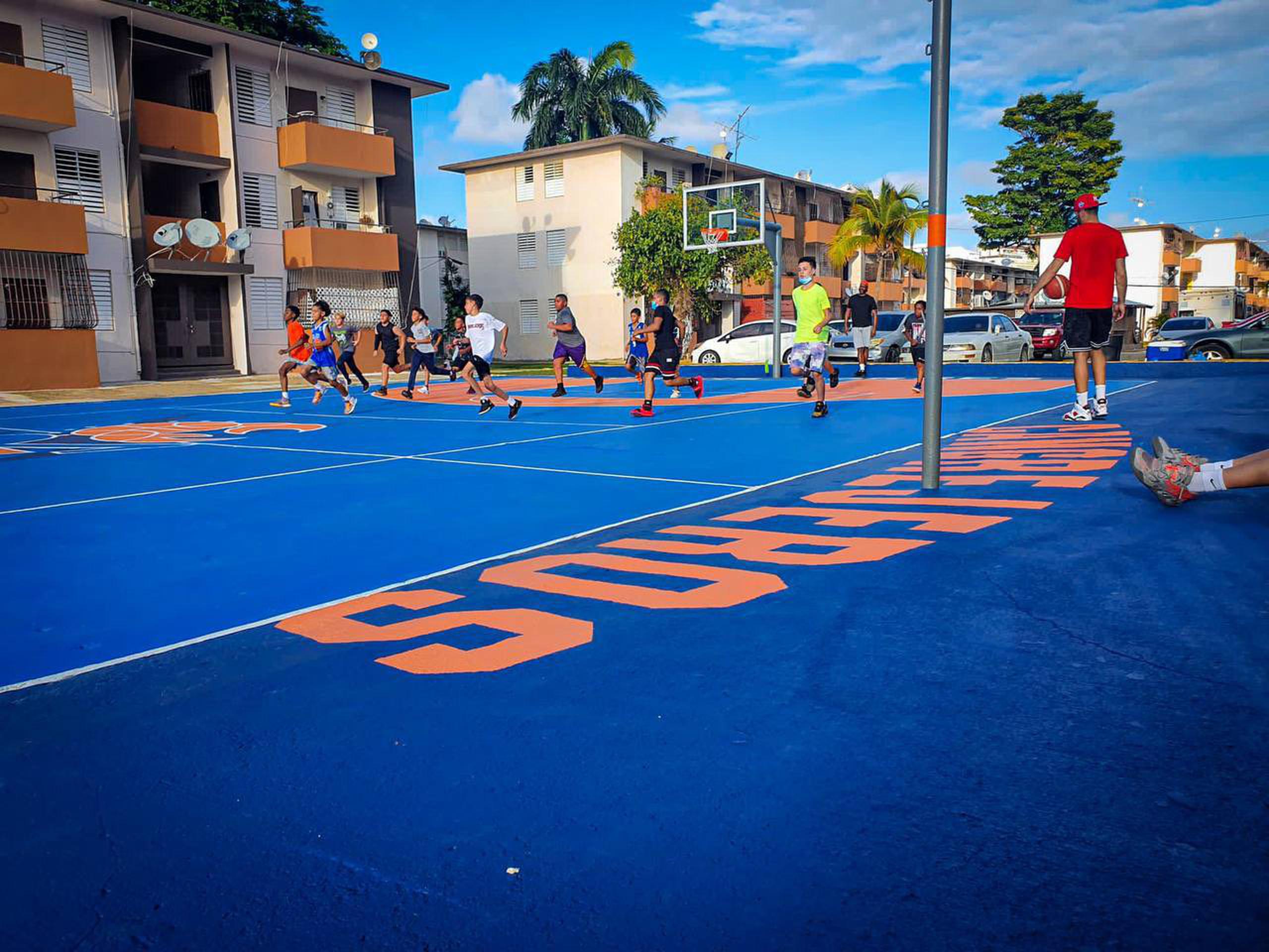 Un grupo de niños juega en la cancha de baloncesto del residencial Luis Llorens Torres, en Santurce.