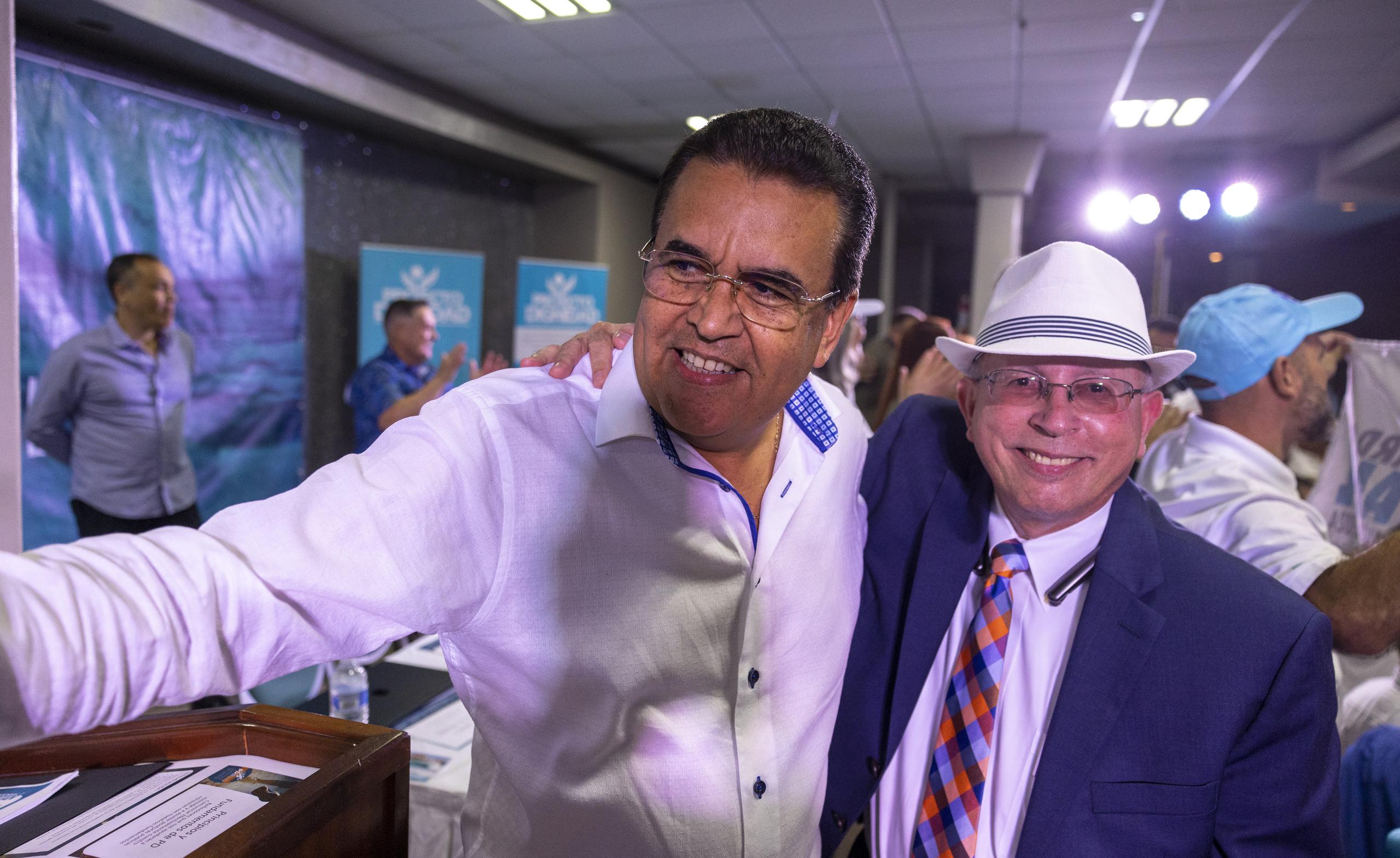 Javier Jiménez y el fundador de Proyecto Dignidad, César Vázquez, se encuentran durante la reunión general en el Centro de Convenciones Hotel Costa Bahía en Guayanilla.