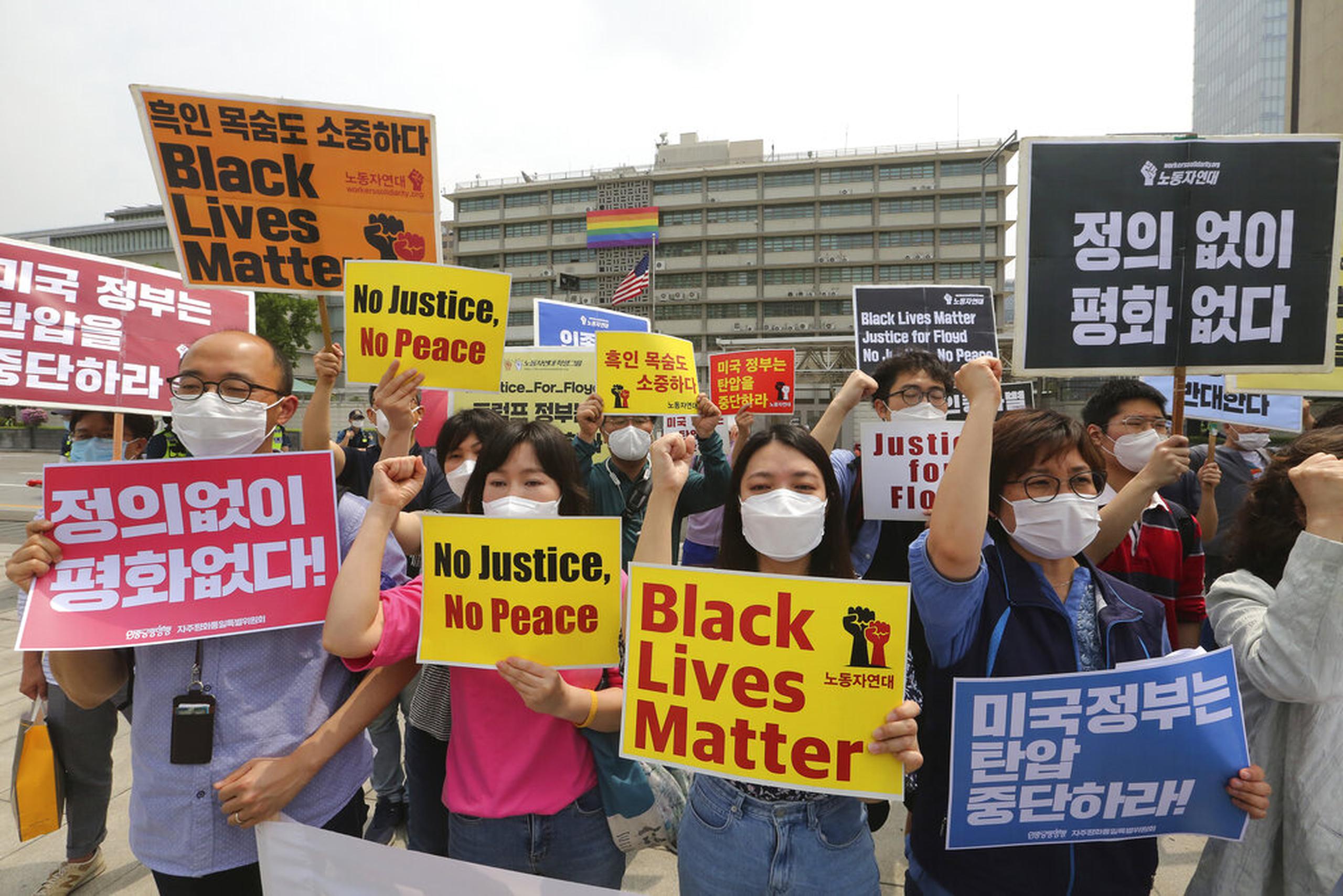 Manifestantes de Corea del Sur gritan consignas durante una protesta por el asesinato de George Floyd, un afroestadounidense que murió a finales de mayo mientras era detenido por la policía en Minneapolis, cerca de la embajada de Estados Unidos en Seúl, Corea del Sur, el 5 de junio de 2020. (AP Foto/Ahn Young-joon)