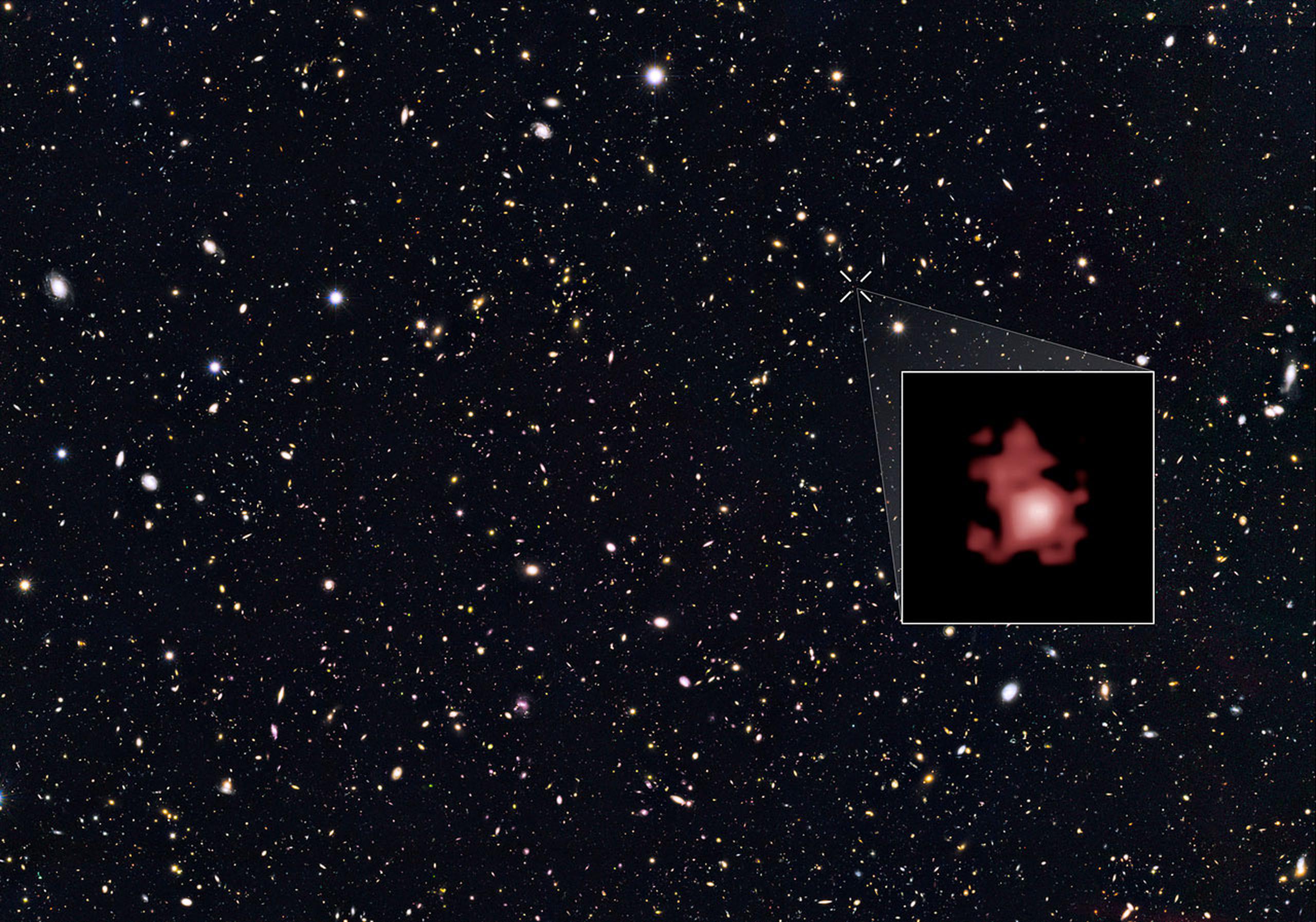 Igual que otros agujeros negros, este joven agujero negro crece devorando el material de su galaxia anfitriona pero es mucho más voraz que otros agujeros de épocas posteriores.