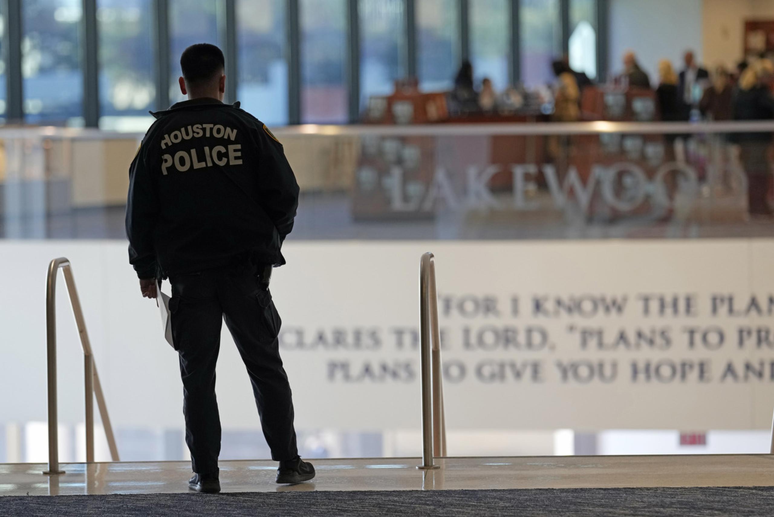 Oficiales de varias agencias policiales, incluida la policía de Houston, caminaron por los pasillos durante y entre los servicios del domingo.