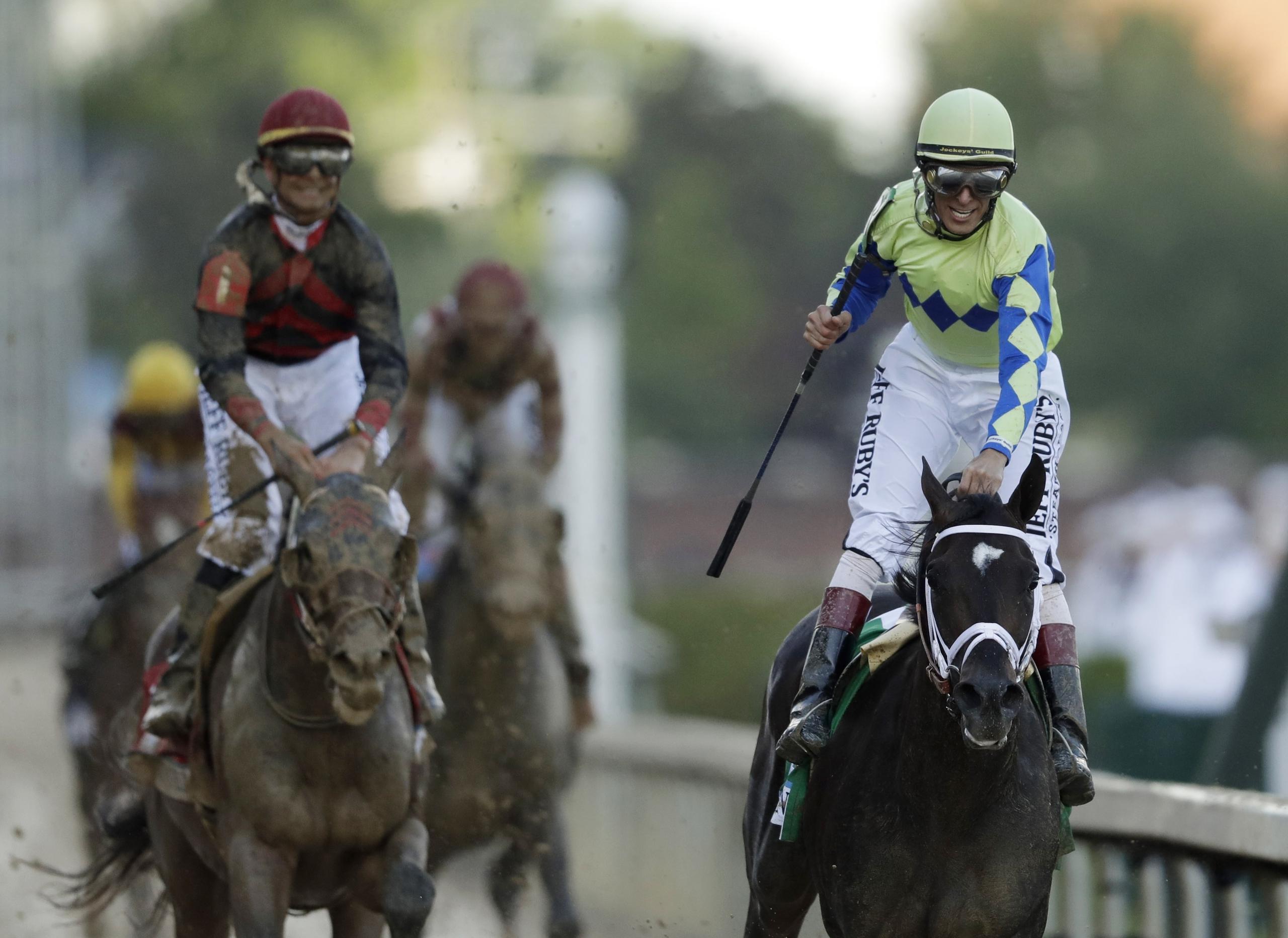 John Velázquez, aquí, fuete en mano en su triunfo sobre Always Dreaming en el Kentucky Derby del 2017, considera que la regla es peligrosa para salvaguardar la salud y vida de los caballos y los jinetes.