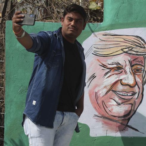 India construye muro en un barrio pobre por visita de Donald Trump