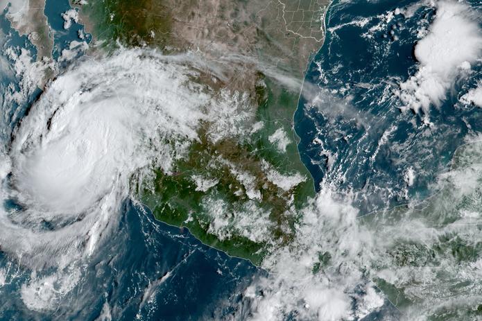 Imagen de satélite facilitada por la National Oceanic y Oficina Nacional de Administración Oceánica y Atmosférica de Estados Unidos (NOAA por sus siglas en inglés) en la que aparece el huracán Olaf frente a la costa mexicana al Pacífico. (NOAA/NESDIS/STAR GOES vía AP)