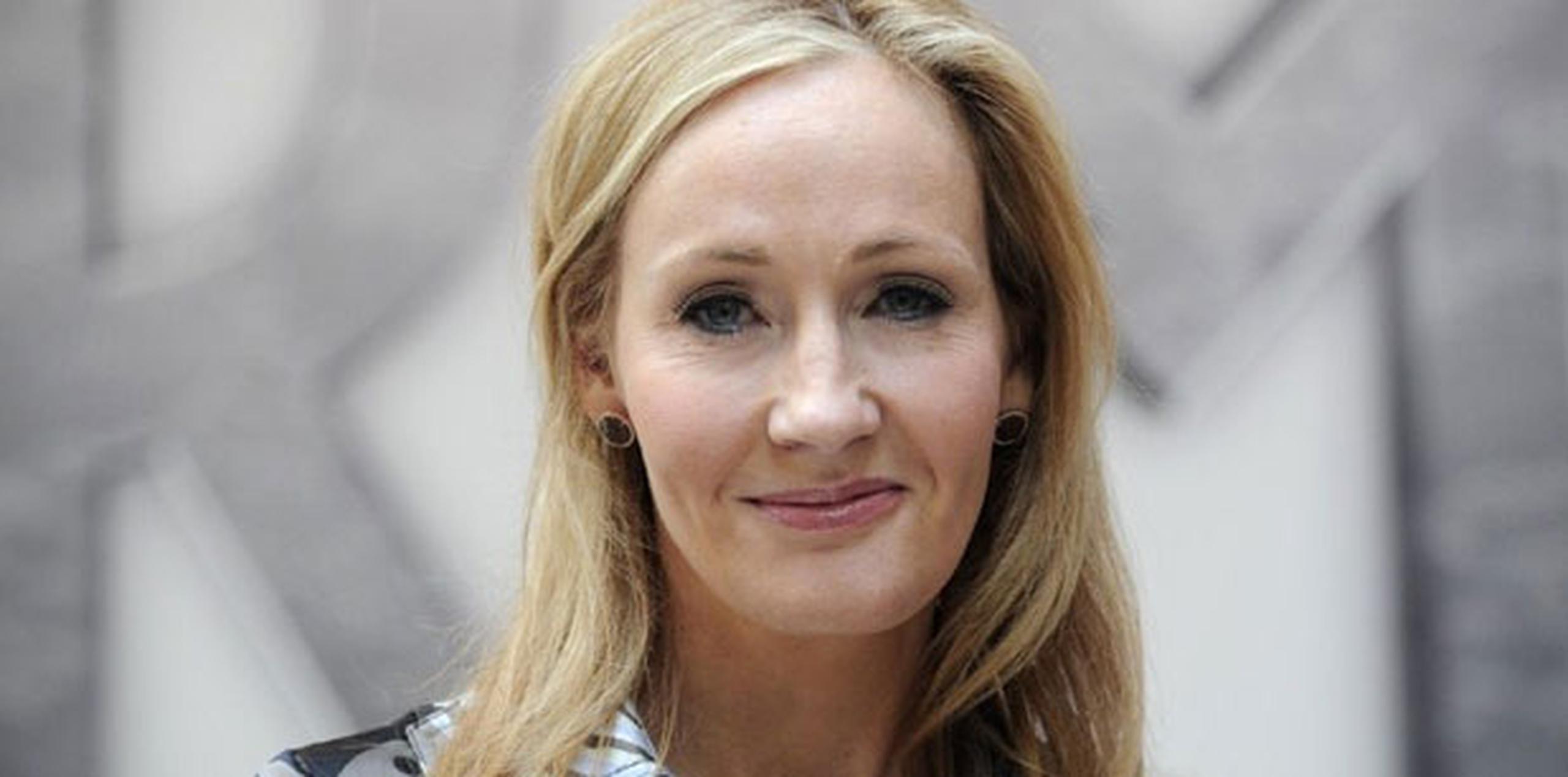 JK Rowling, autora de la saga literaria Harry Potter, ha sido la encargada de escribir también el guión de esta cinta. (AFP / Carl Court)