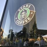 Madre demanda a Starbucks por agresión sexual contra su hija