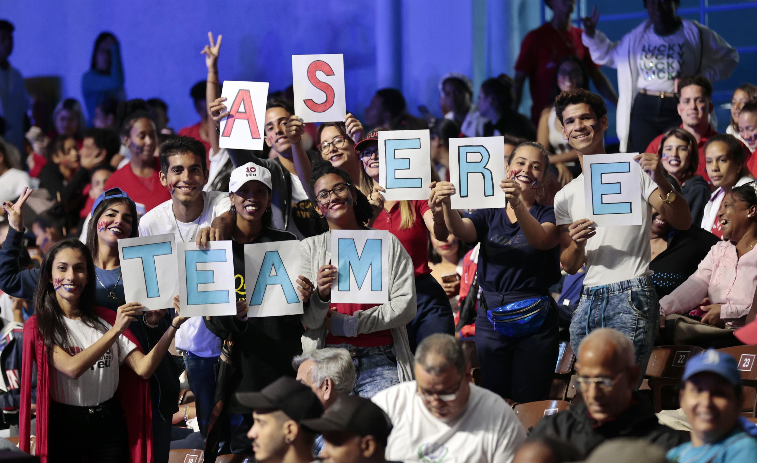 Aficionados animan durante el acto de bienvenida a los jugadores del equipo de Cuba, hoy, en el coliseo de la ciudad deportiva de La Habana.
