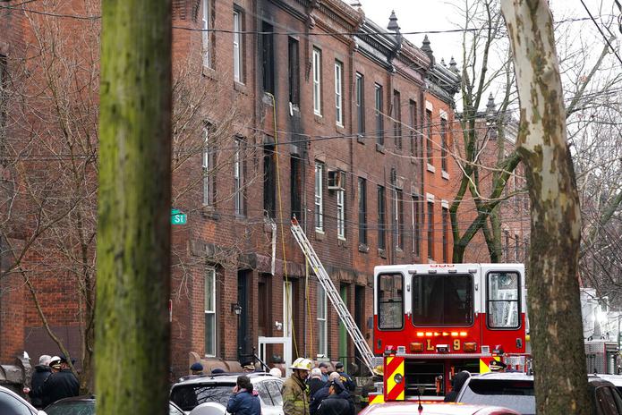 Según las autoridades, el fuego se inició en la madrugada del miércoles en un edificio de tres plantas dividido en dos unidades en el que vivían unas 26 personas.