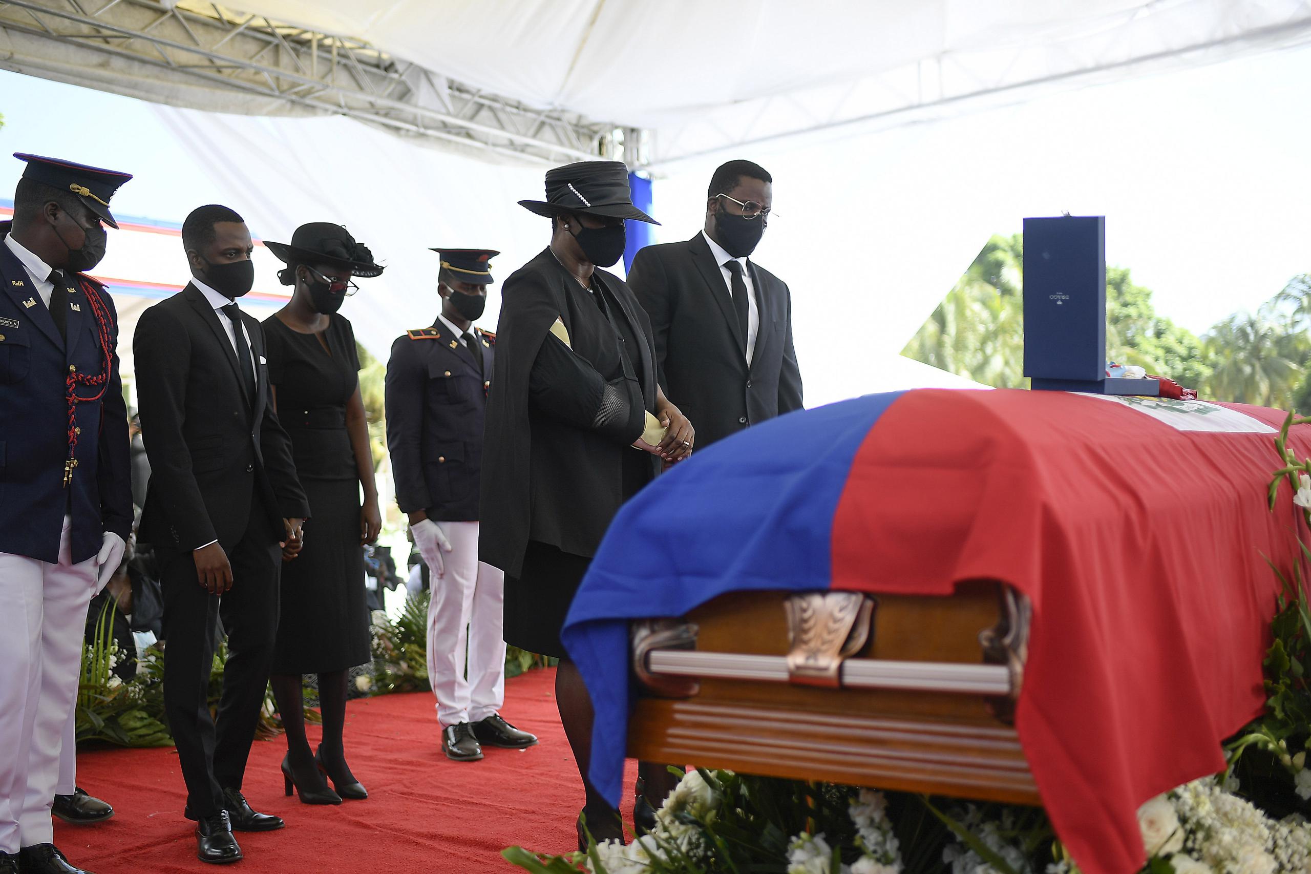 La ex primera dama de Haití, Martine Moise, junto al ataúd de su esposo asesinado, el ex presidente Jovenel Moise, acompañada de sus hijos en Cap-Haitien, Haití.