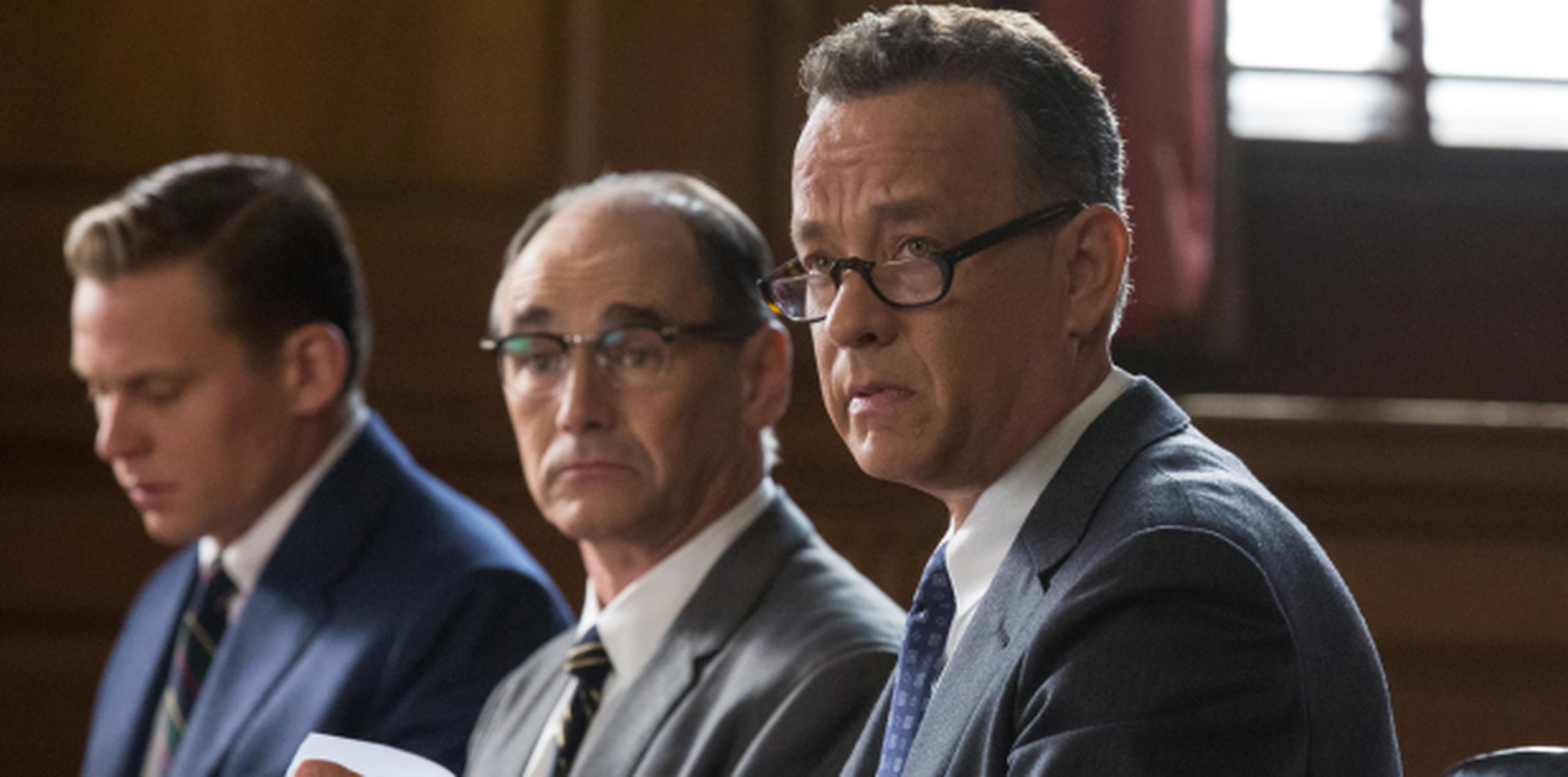 Hanks, a la derecha, con Mark Rylance y Billy Magnusson en una escena de la nominada al óscar "Bridge of Spies", se encuentra de visita en Chile. (AP)