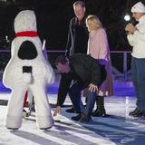 Inaugura pista de hielo en la Casa Blanca para temporada navideña
