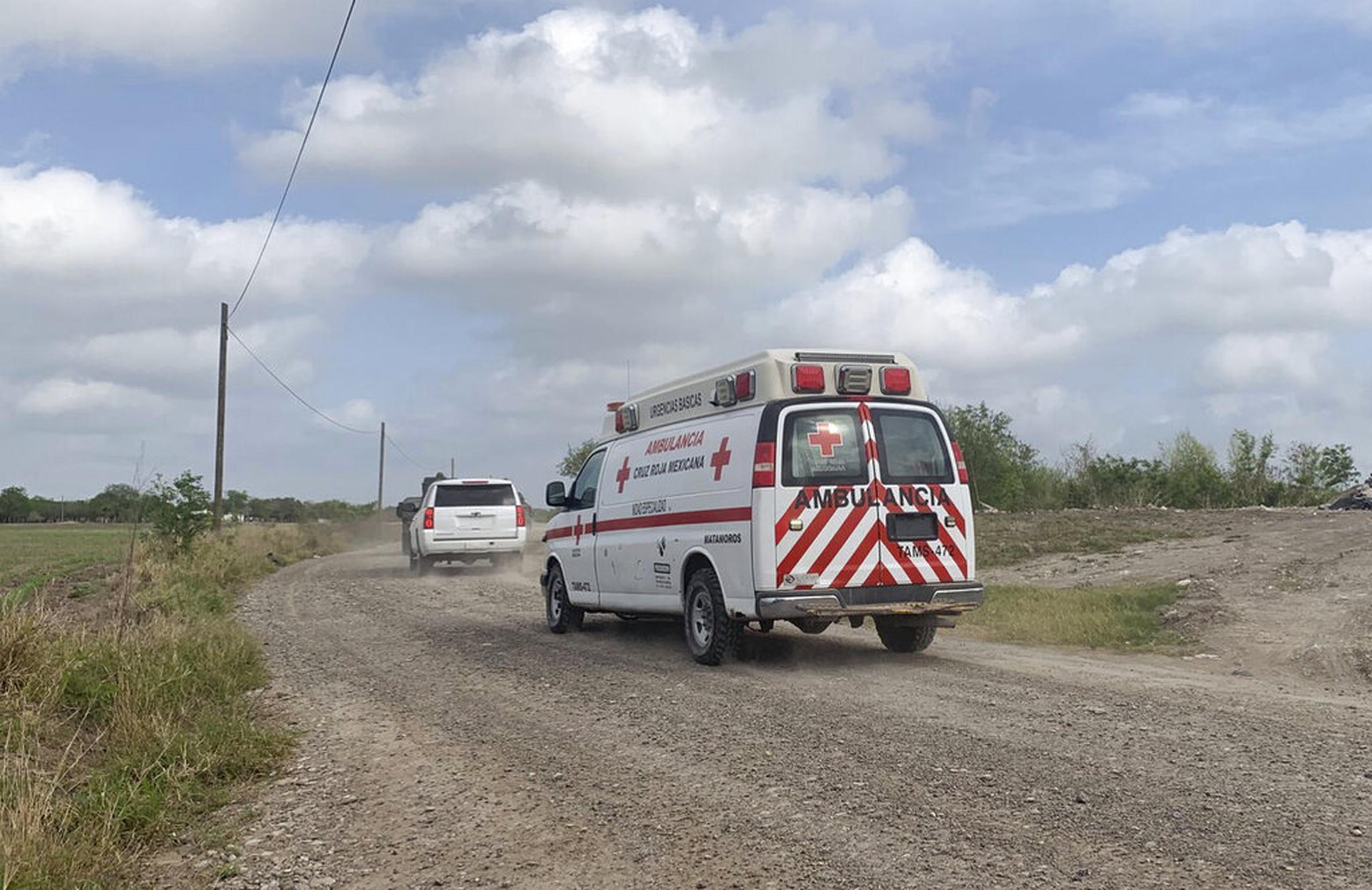 Una ambulancia de la Cruz Roja Mexicana transportó a dos estadounidenses encontrados con vida después de su secuestro en México la semana pasada, en Ejido Longoreño, en las afueras de Matamoros, México, el martes.
