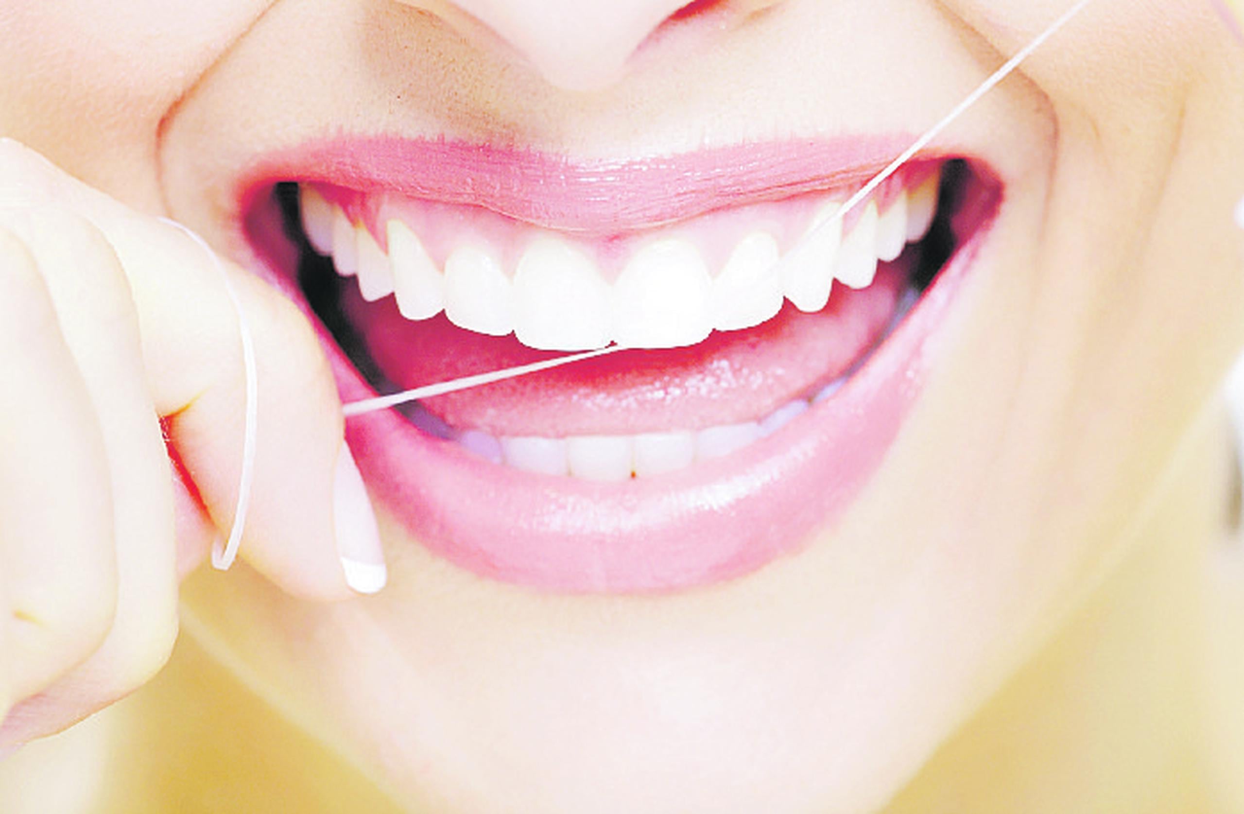 El uso del hilo dental diariamente asegura una mejor salud oral y general.