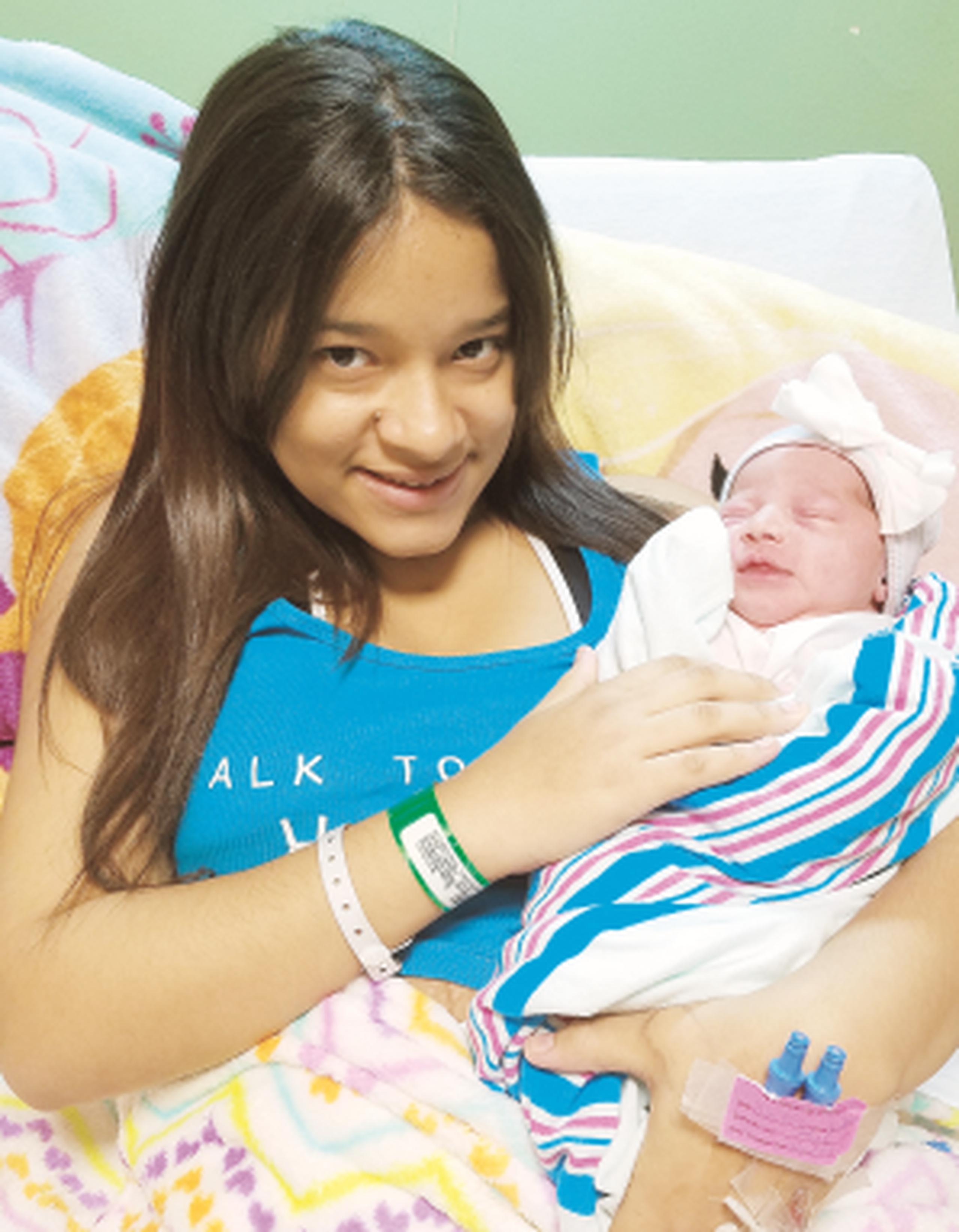 Ameliany duerme profundamente en brazos de su madre, Moesha Hiraldo, quien narró cómo tardó poco más de cinco horas en dar a luz. (ajover@primerahora.com)