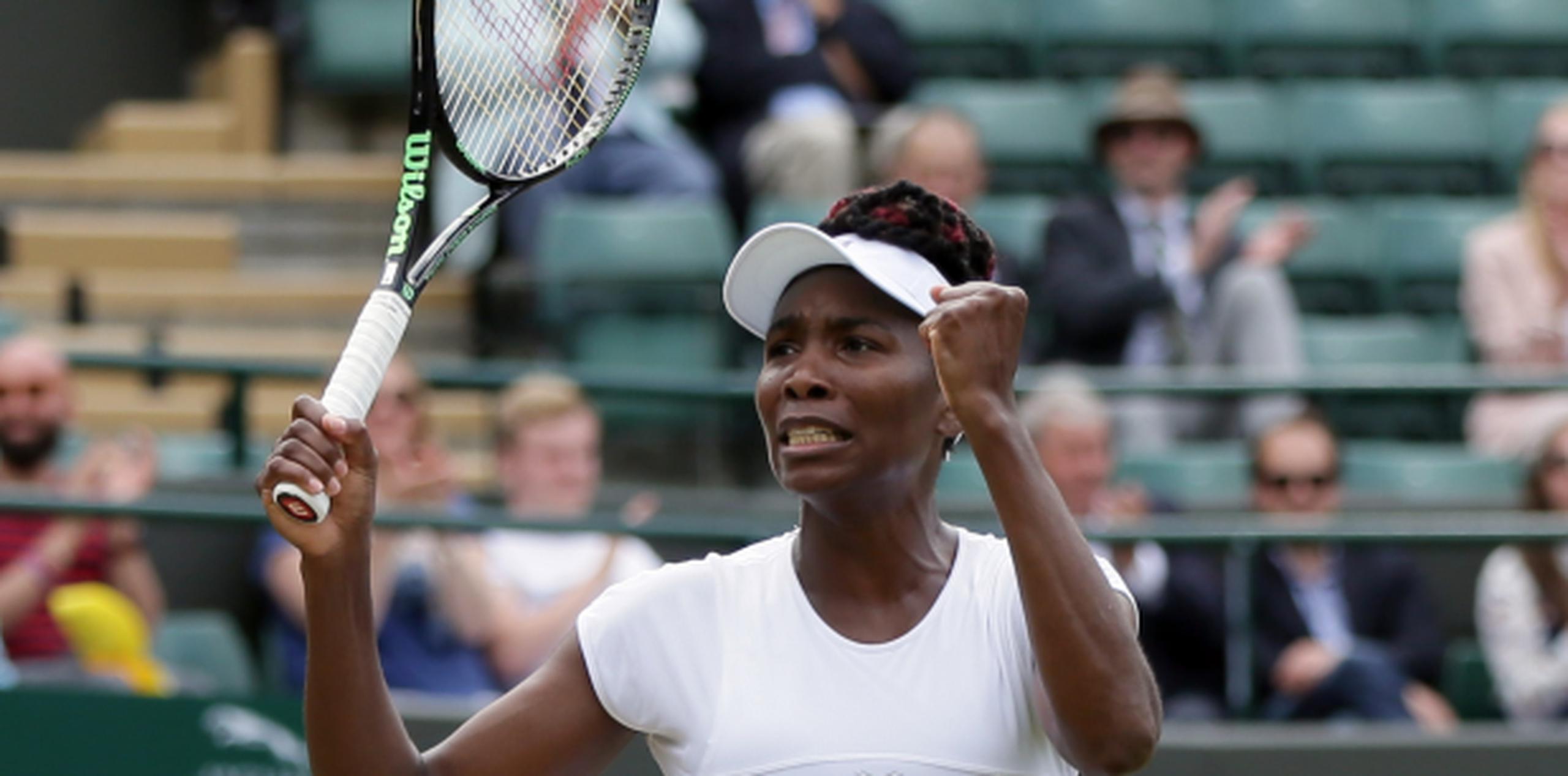 Venus Williams celebra su adelanto a semifinales de Wimbledon. (Prensa Asociada)