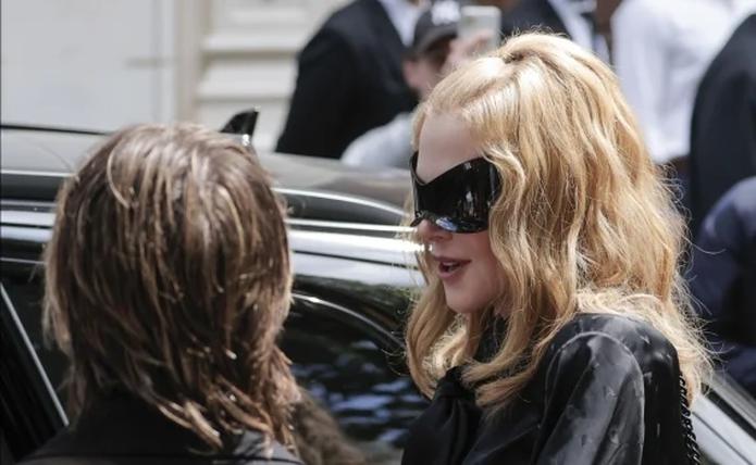 Nicole Kidman, quien llegó con su esposo, el cantante Keith Urban, lucía unas gafas extra grande de la casa de moda francesa.