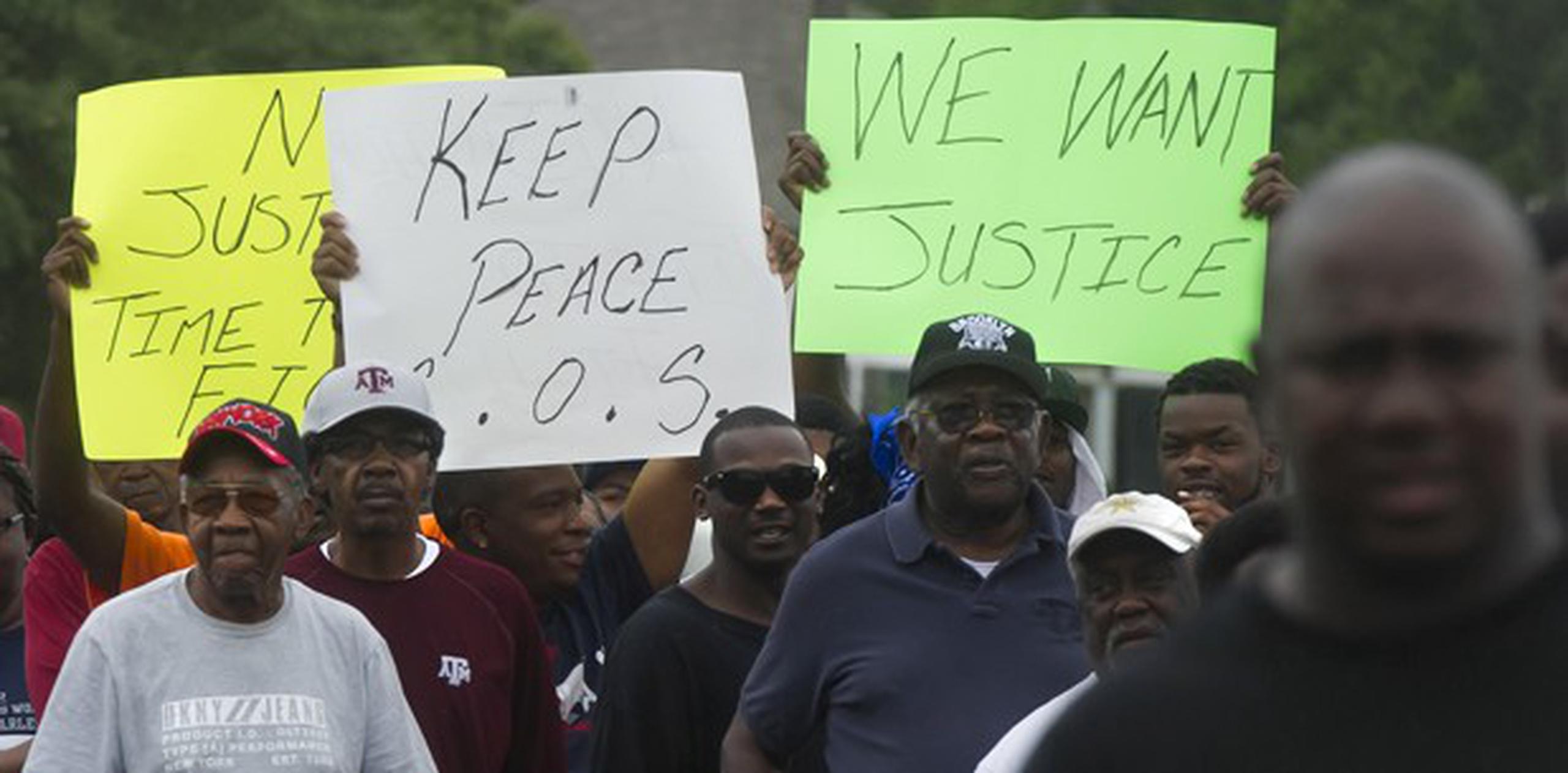 Decenas de manifestantes, incluidos algunos que vinieron desde Houston, marcharon el martes hacia la estación de policía. (AP)