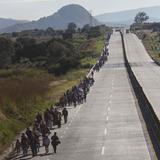 Caravana de 2,000 migrantes inician marcha desde el sur de México