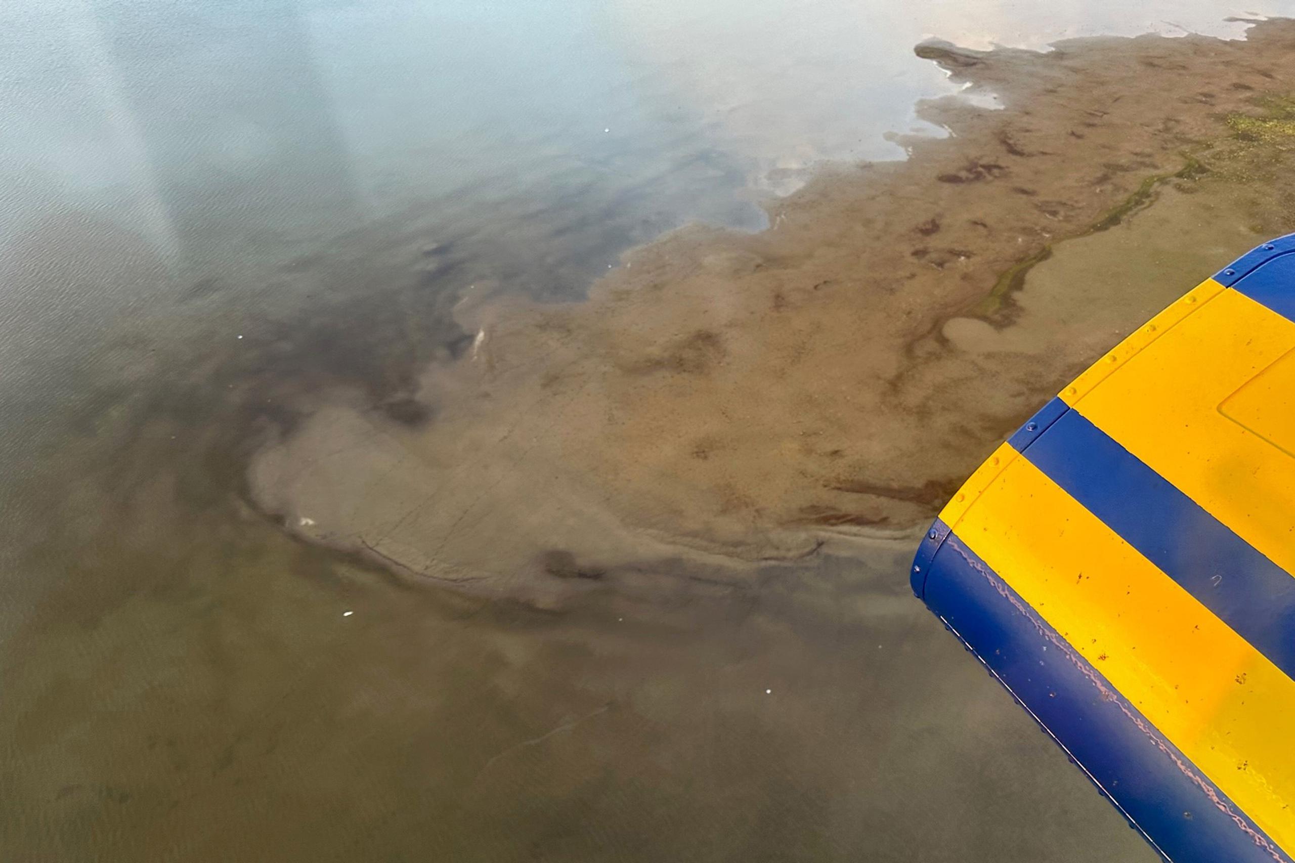 Vista aérea de un lago poco profundo donde se estrelló un helicóptero, cerca de Utqiagvik, Alaska,a AP).