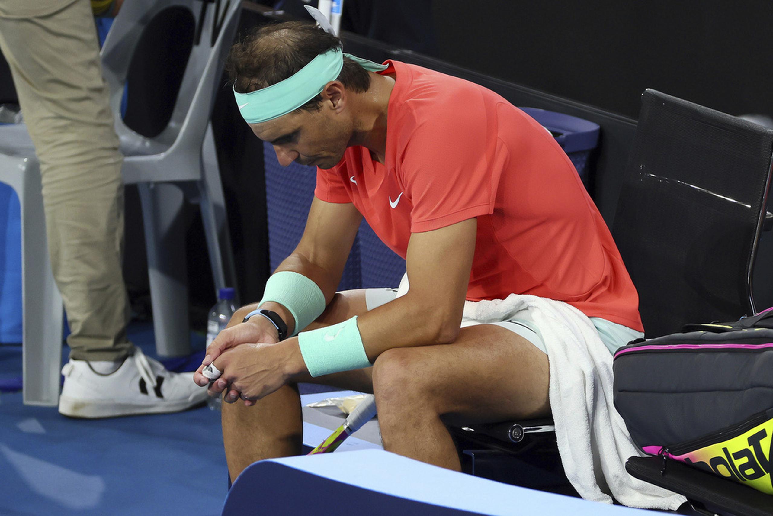 Rafael Nadal luce preocupado entre juegos en su partido de cuartos de final frente a  Jordan Thompson.