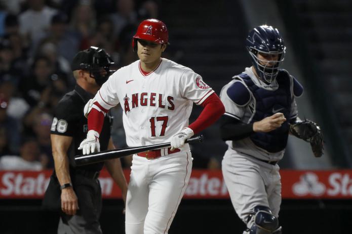 El bateador designado de los Angels de Los Angeles, Shohei Ohtani, parte rumbo a primera luego de recibir una base por bolas el martes ante los Yankees.