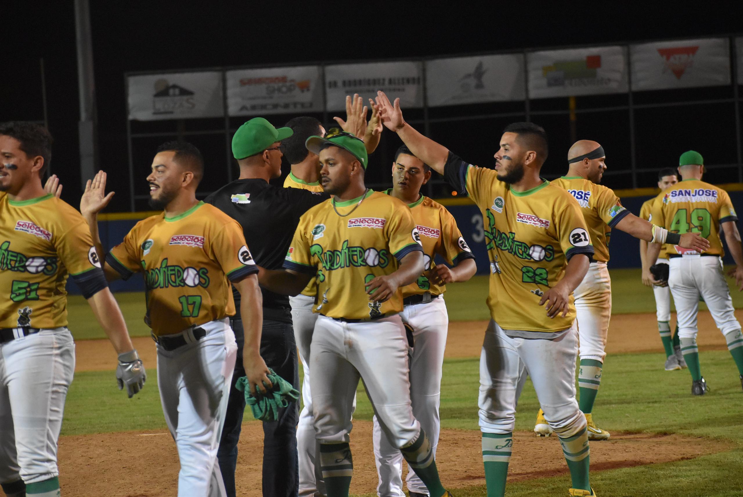 Los Jardineros de Aibonito celebran su triunfo del domingo, que provocó un sexto juego ante los Ganduleros de Villalba en la serie final de la Coliceba.