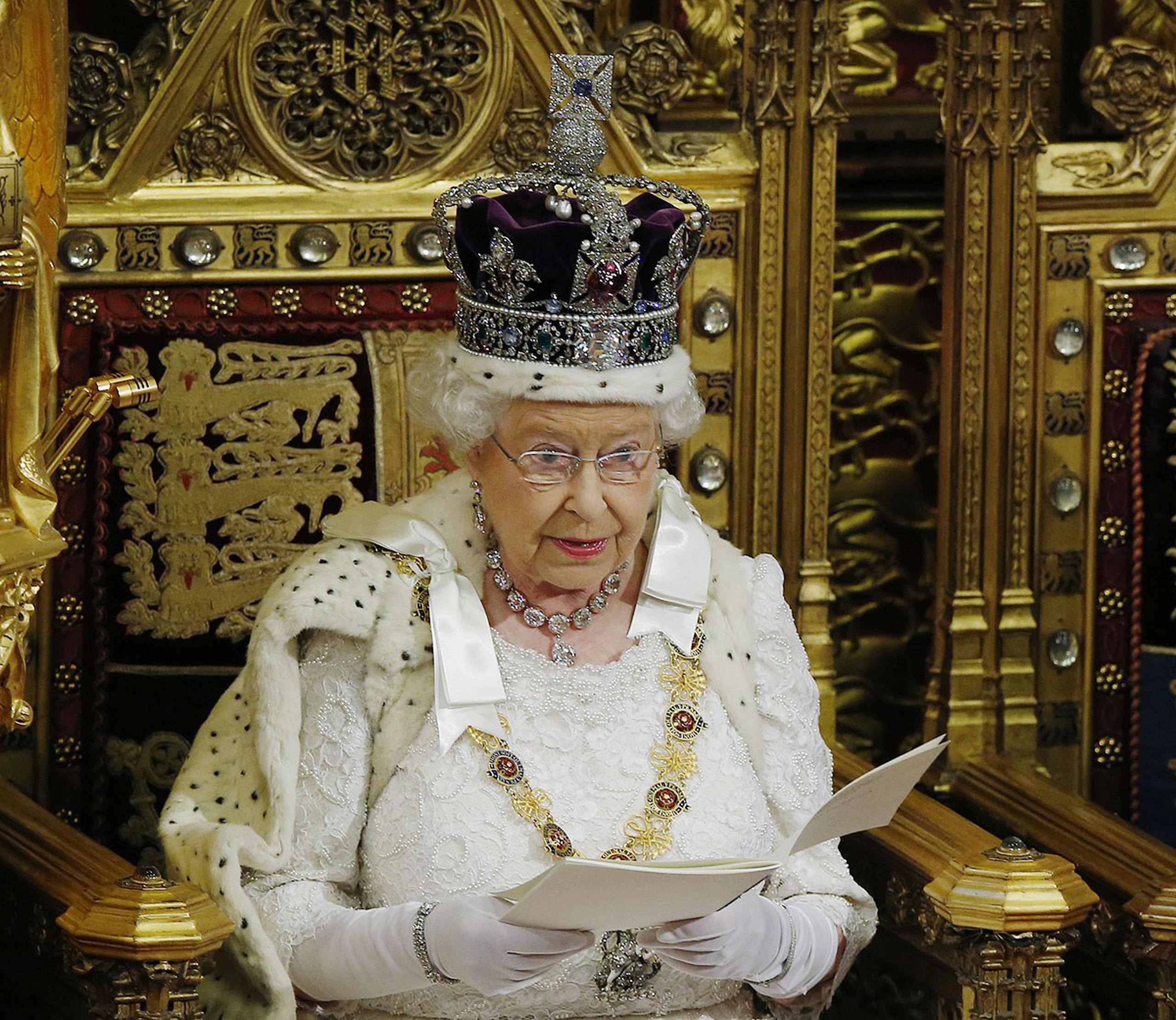 La reina Isabel II mientras leía los 26 proyectos. (AFP)