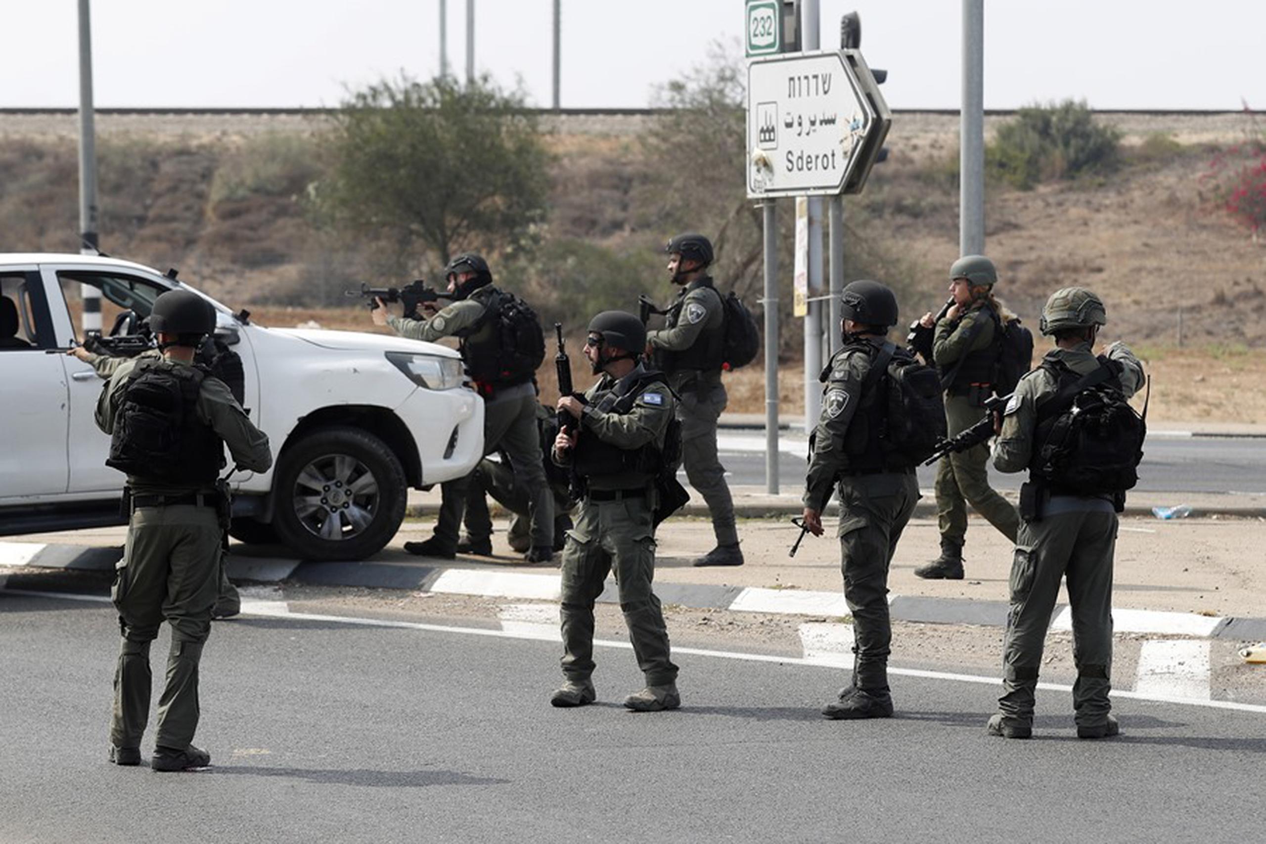 Soldados israelíes patrullan las carreteras cercanas a la frontera con Gaza. EFE/EPA/ATEF SAFADI
