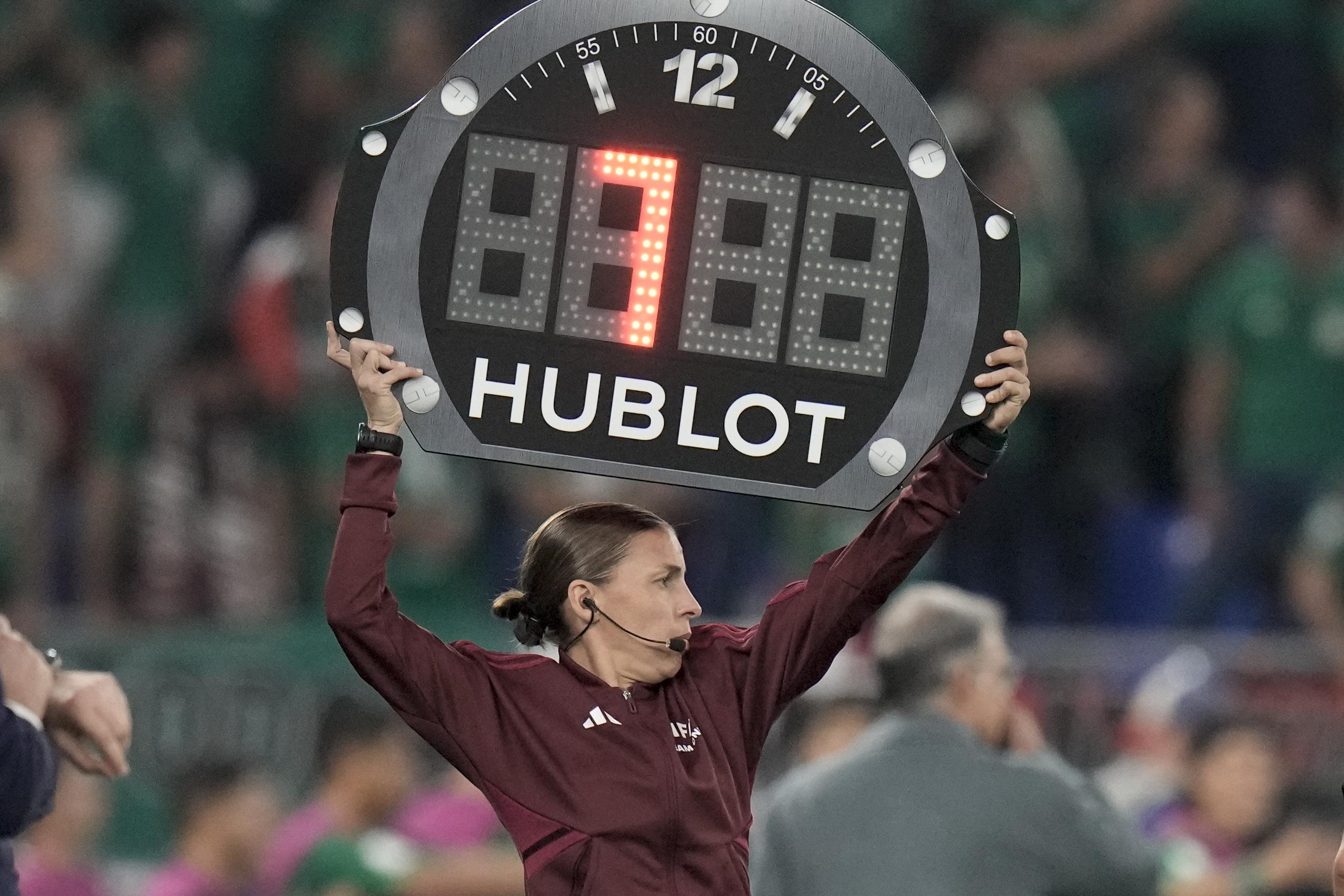 La árbitro asistente Stephanie Frappart, de Francia, muestra un cartel con siete minutos de tiempo añadido durante el partido del Grupo C del Mundial que enfrentó a México con Polonia, en el estadio 974 en Doha, Qatar, el 22 de noviembre de 2022.