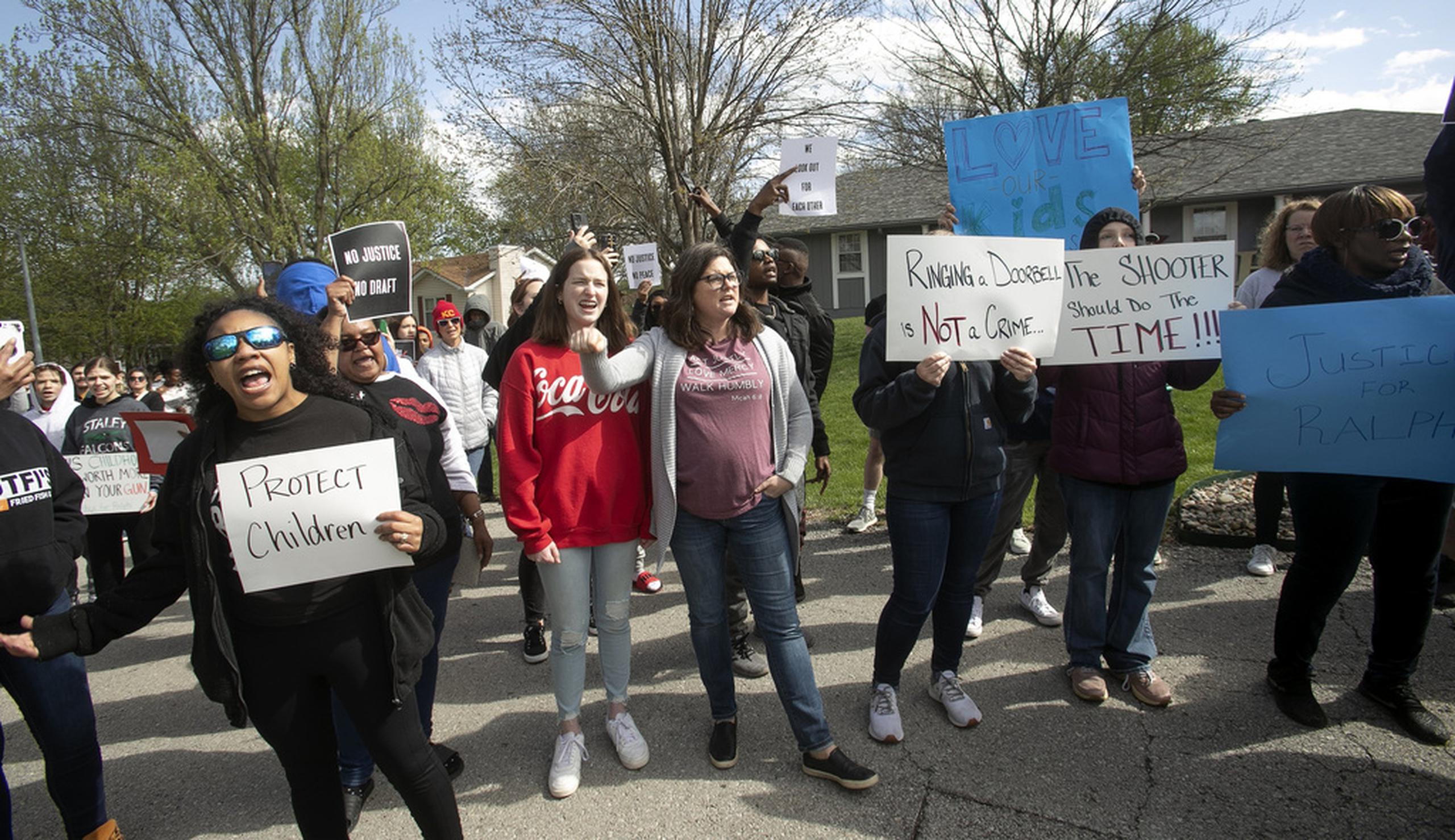 Manifestantes marcharon el domingo en Kansas City, Missouri, para llamar la atención sobre el caso de Ralph Yarl.