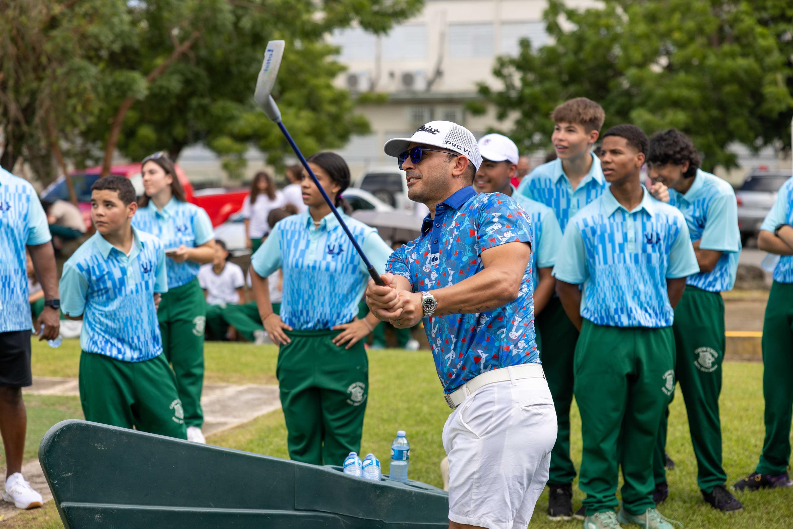 El golfista Erick Juan Morales compartió con los estudiantes destrezas básicas de este deporte.