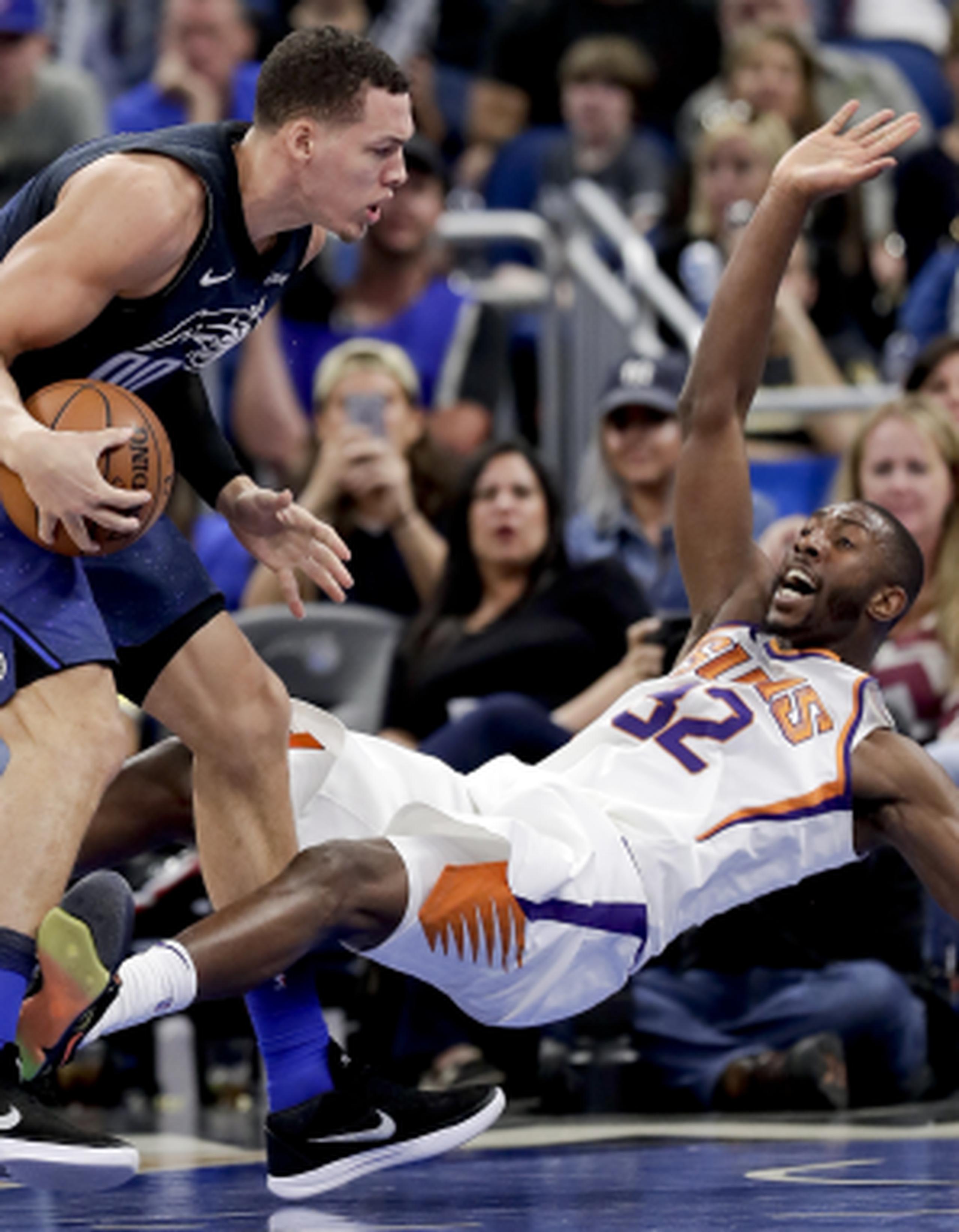 Aaron Gordon, del Magic de Orlando, comete una falta ofensiva sobre Davon Reed, de los Suns de Phoenix, en el partido disputado este sábado. (AP)