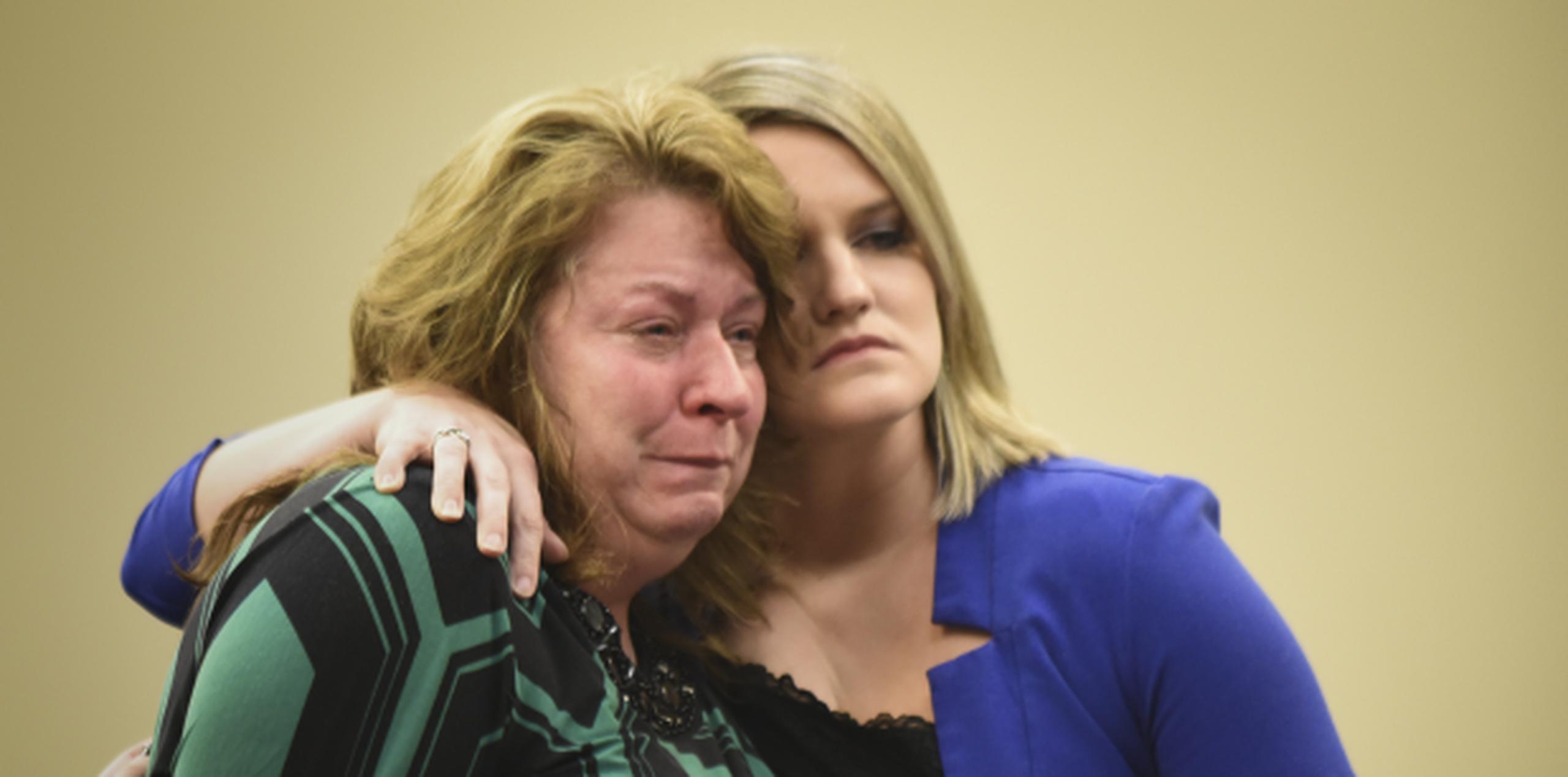Krista Wakeman -a la derecha- consuela después de que se dirigió a Larry Nassar durante el quinto día de las declaraciones de las víctimas en el Tribunal de Circuito del Condado de Ingham. (AP)