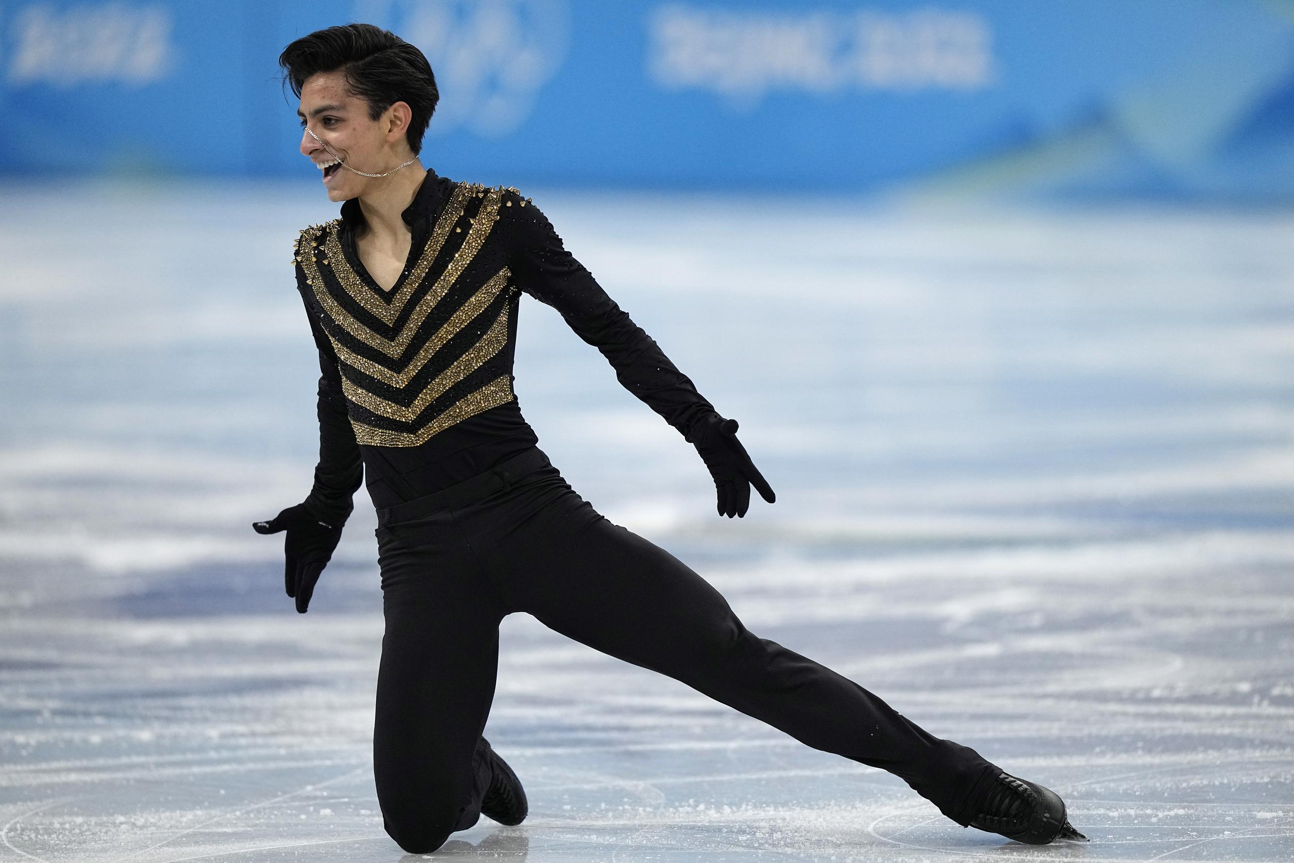 El mexicano Donovan Carrillo compite en el programa corto de patinaje artístico en los Juegos Olímpicos de 2022, el martes 8 de febrero de 2022 en Beijing. (AP Foto/David J. Phillip)